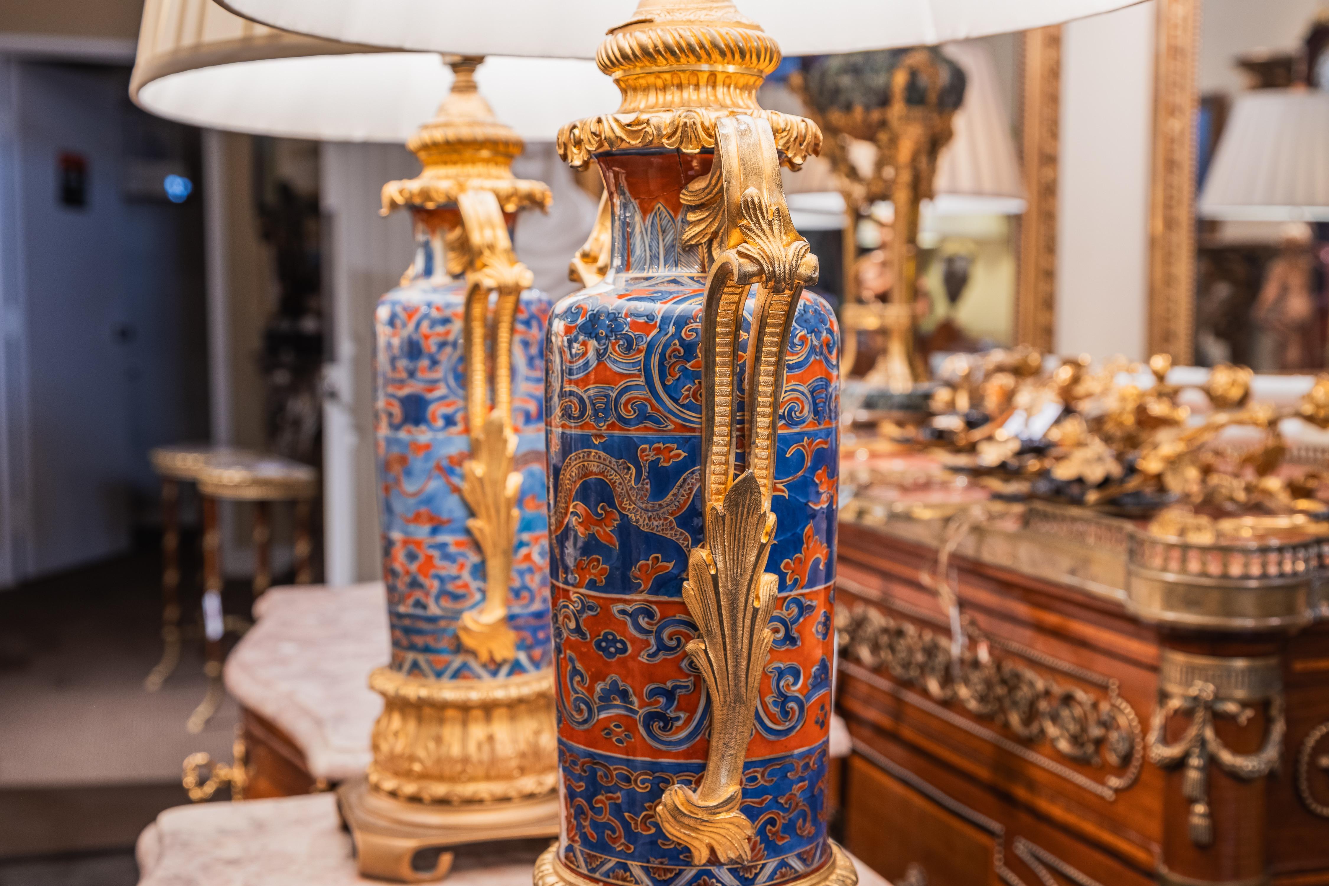 French A fine pair of Japanese water bottles with gilt bronze mounts made into lamps For Sale