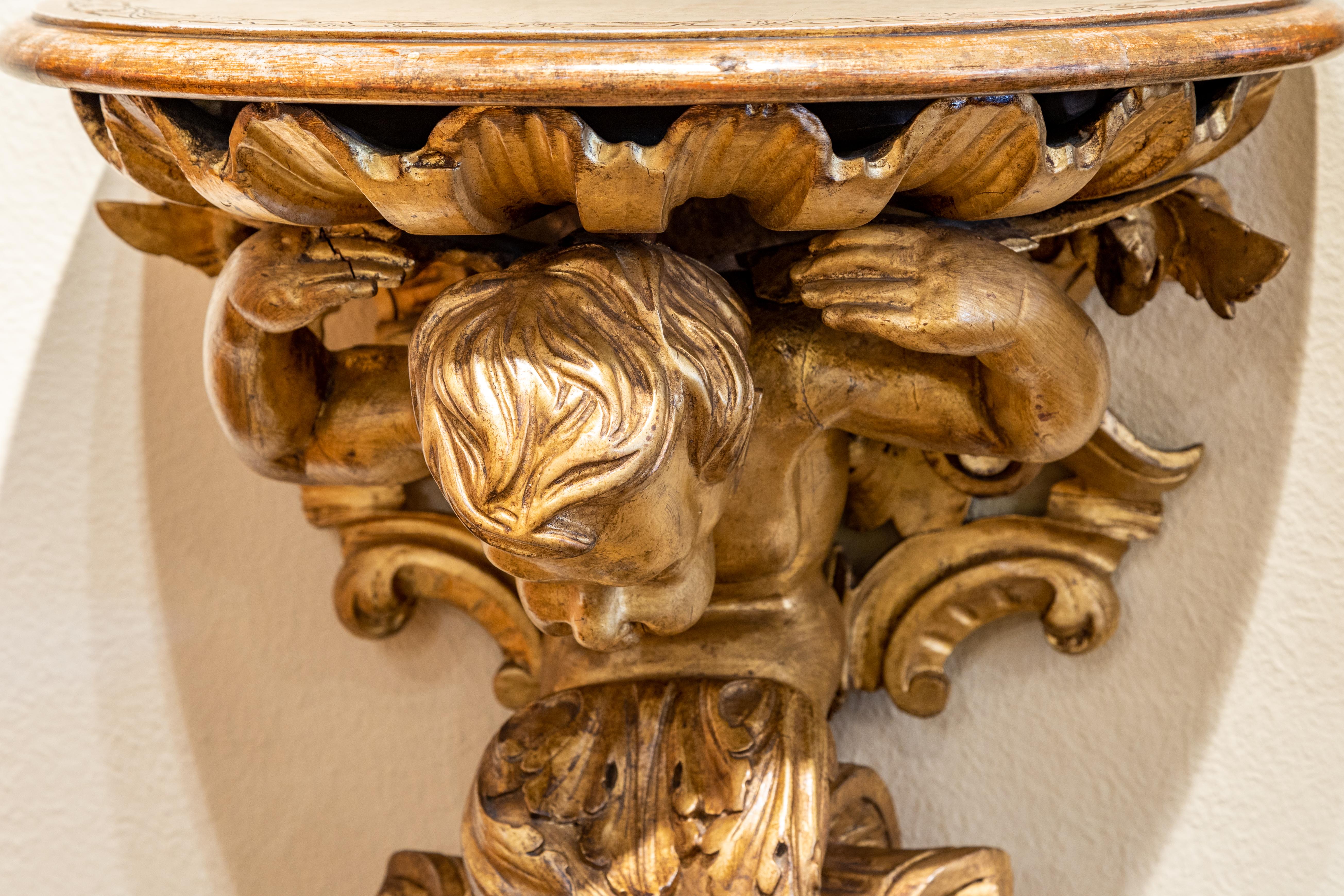Paire de grands supports muraux italiens du 19ème siècle sculptés et dorés représentant un chérubin Bon état - En vente à Dallas, TX