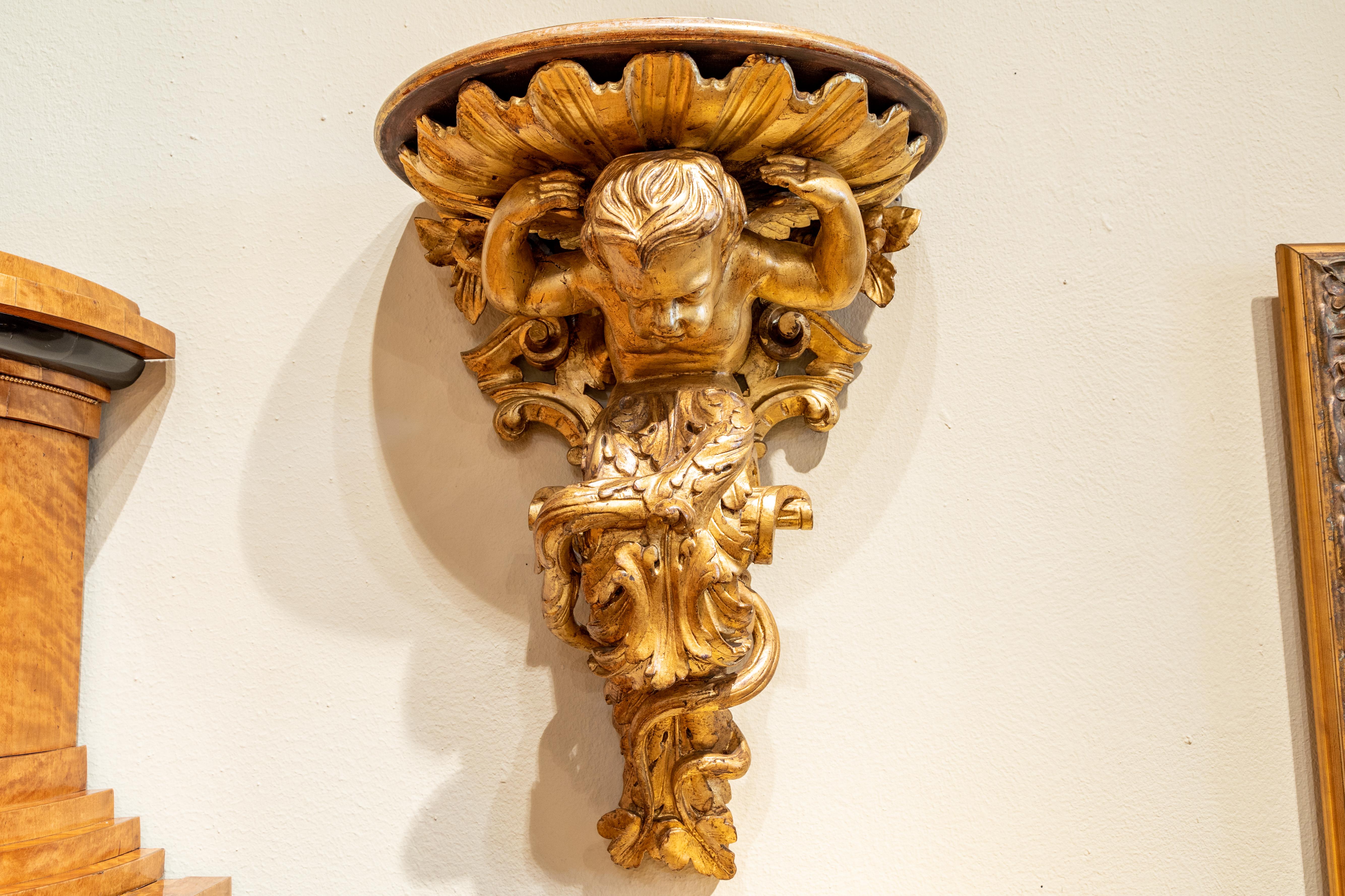 XIXe siècle Paire de grands supports muraux italiens du 19ème siècle sculptés et dorés représentant un chérubin en vente