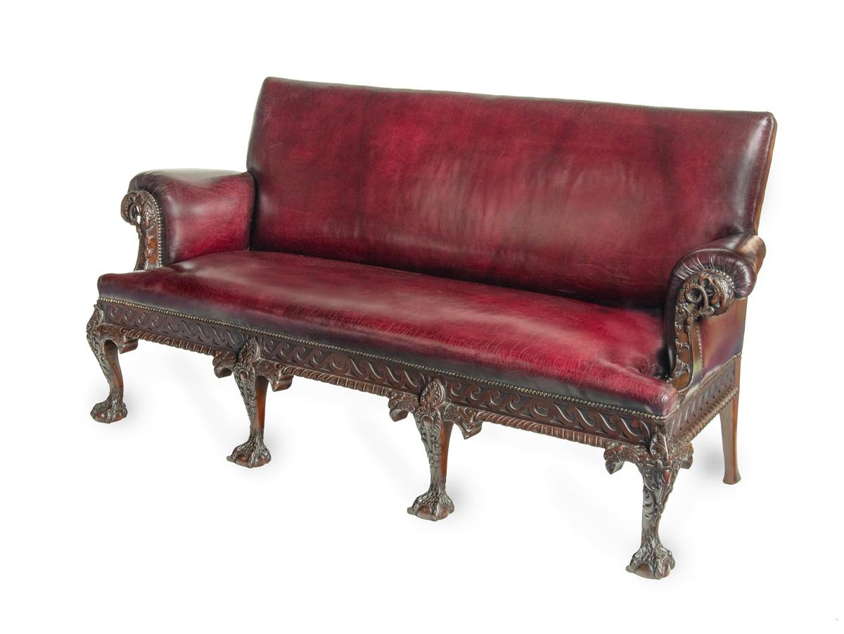 Mahogany A fine pair of large late Victorian mahogany eagle sofas For Sale