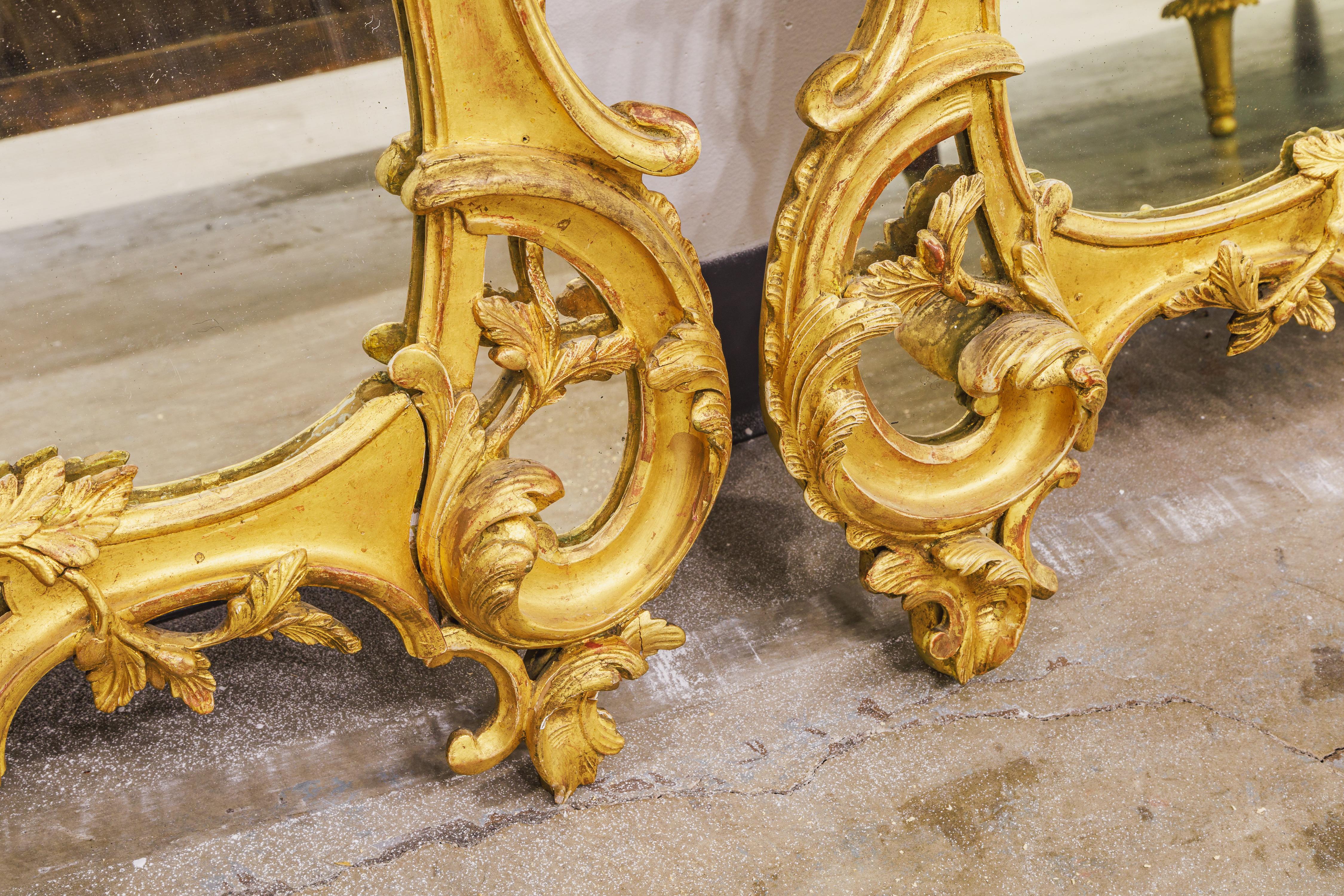 Ein schönes Paar französischer vergoldeter Louis-XV-Spiegel aus dem späten 18. (Handgeschnitzt) im Angebot