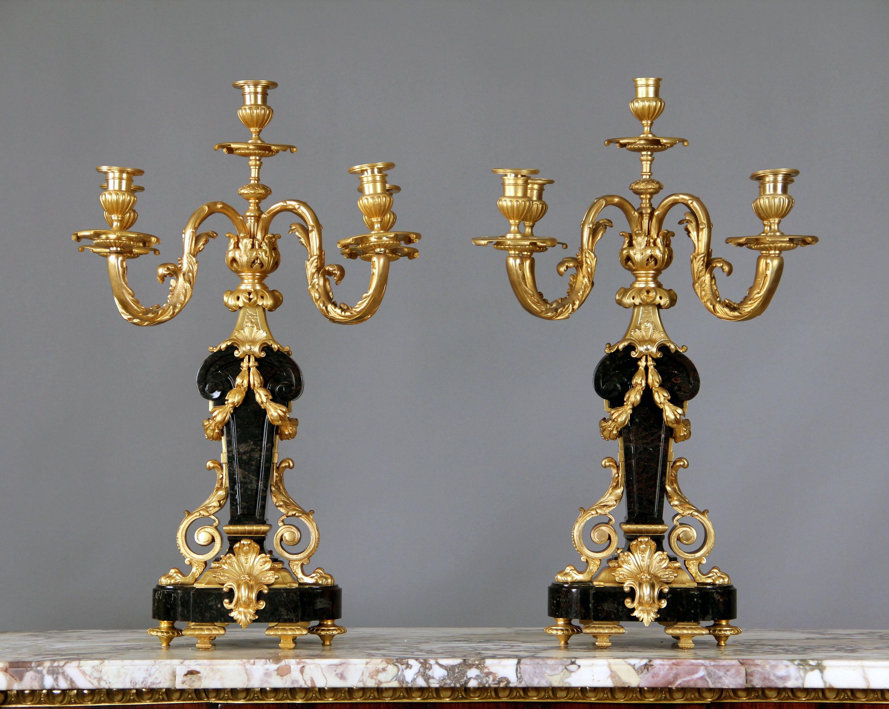 Fino par de candelabros de cinco luces de bronce dorado y mármol de finales del siglo XIX

Mármol belga negro montado en bronce con cuatro ramas foliadas alrededor de un tallo central.

Detalles:
Altura - 64 cm
Anchura - 38 cm
Luces - 5