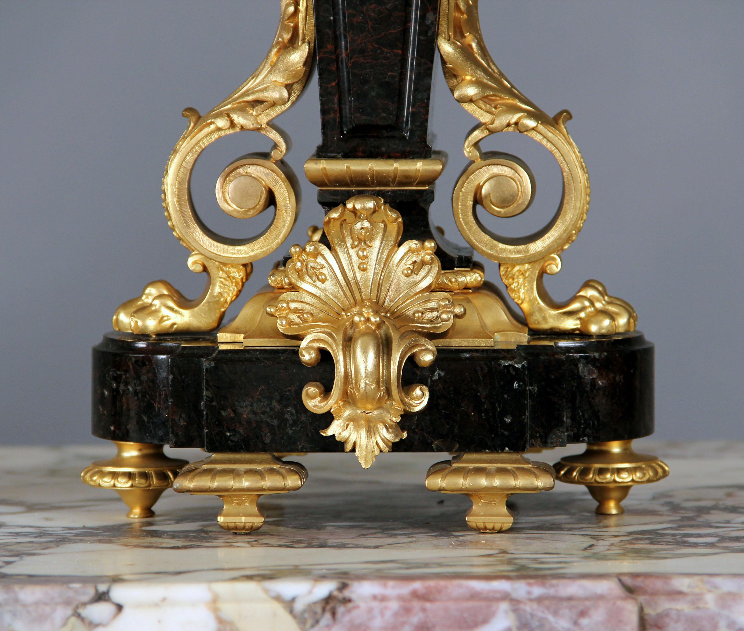 Fino par de candelabros de cinco luces de bronce dorado y mármol de finales del siglo XIX Belle Époque en venta