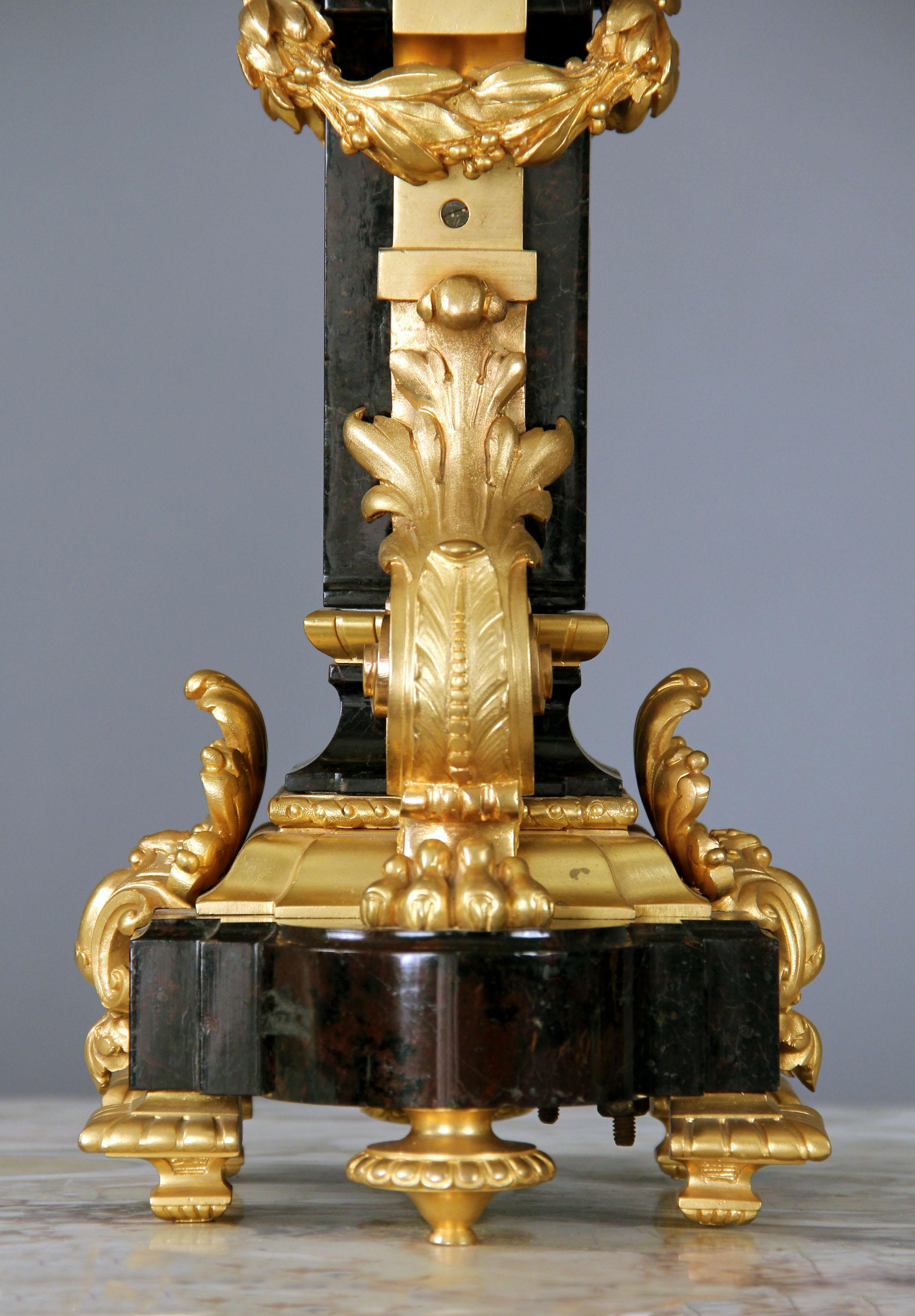 Fino par de candelabros de cinco luces de bronce dorado y mármol de finales del siglo XIX Francés en venta