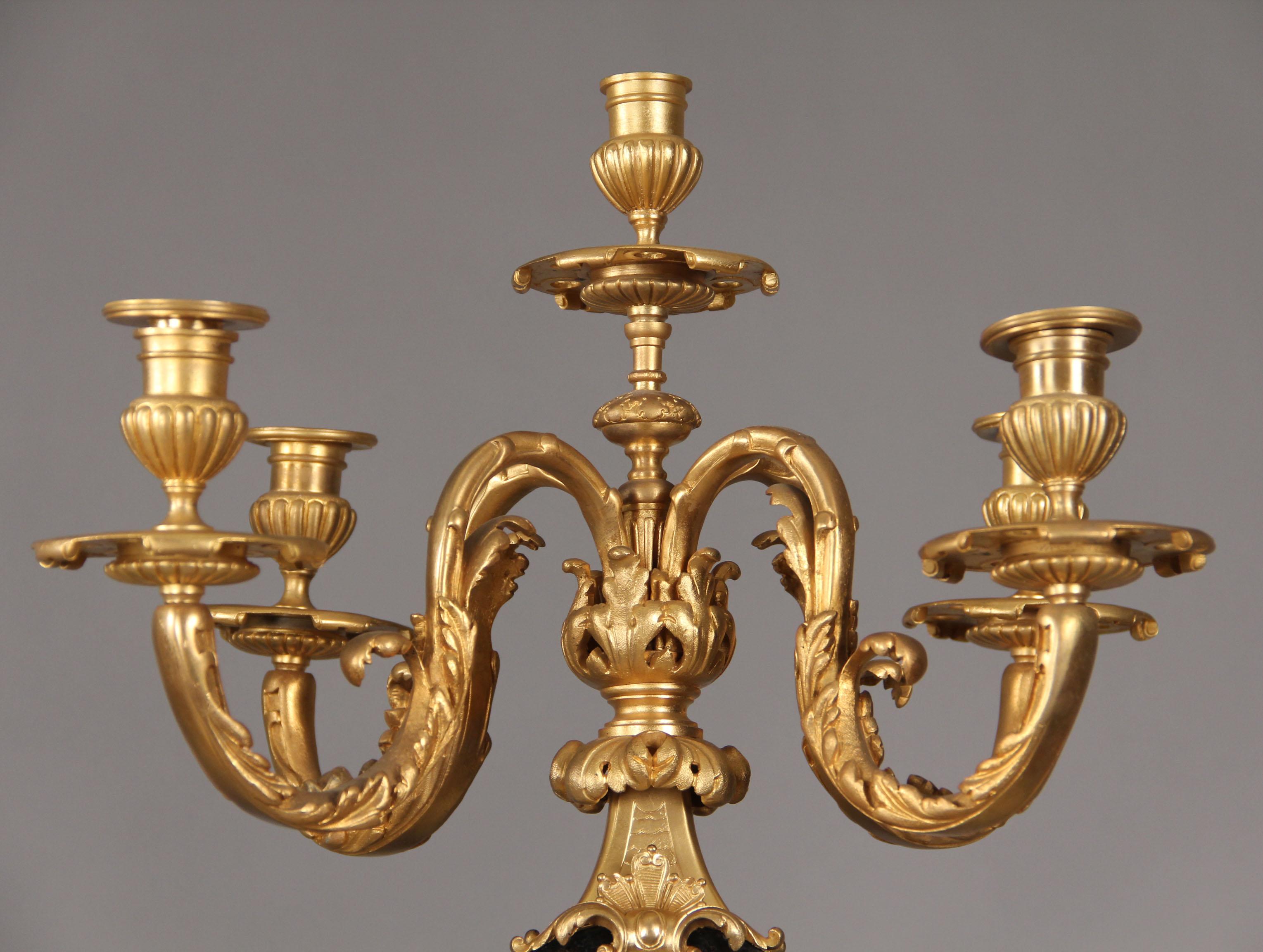 Fino par de candelabros de cinco luces de bronce dorado y mármol de finales del siglo XIX Dorado en venta