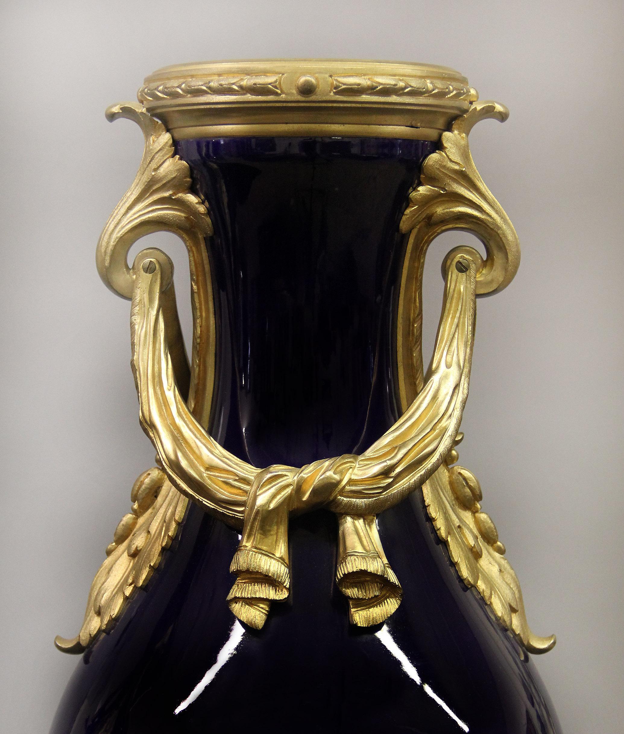 Paar vergoldete Bronze-Porzellanvasen im Sèvres-Stil aus dem späten 19. Jahrhundert (Belle Époque) im Angebot