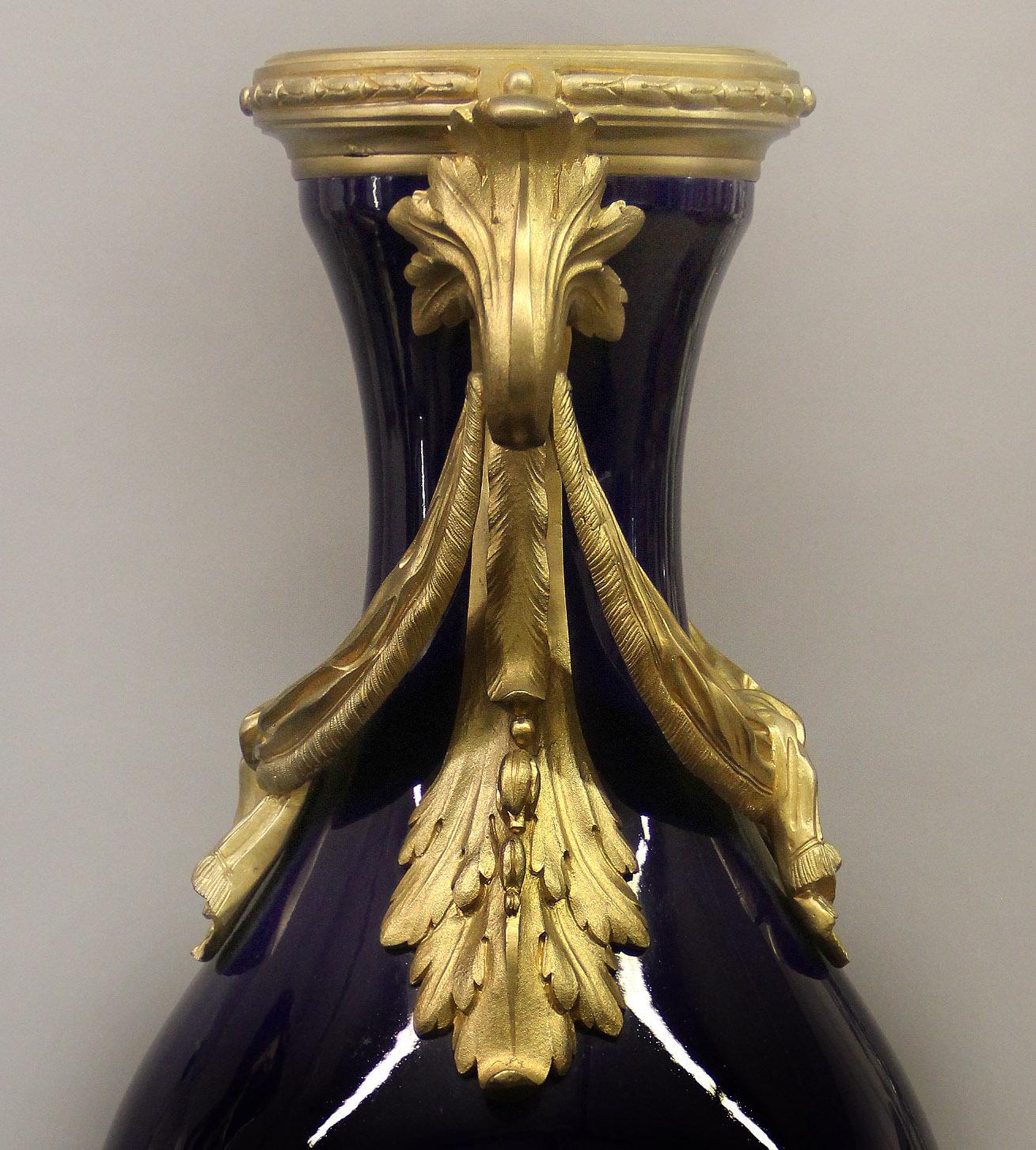 Doré Paire de vases raffinés en porcelaine de style Sèvres montés sur bronze doré, fin du XIXe siècle en vente