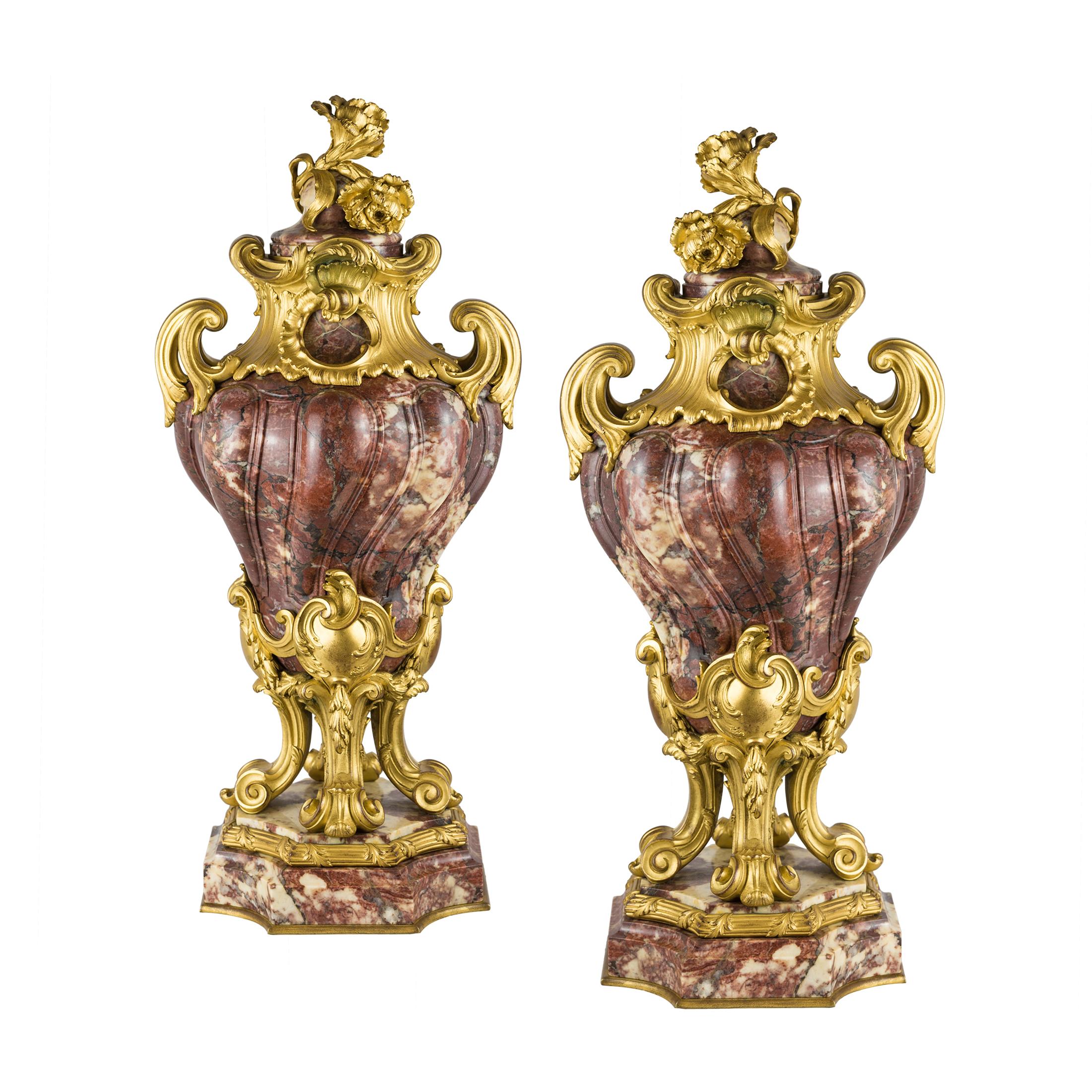Ein atemberaubendes Paar von Louis XV Stil vergoldeter Bronze montiert und fleur de Pêcher Marmor Cassolets. Die Bronzearbeiten sind sehr raffiniert und die Ornamente sind vom Rocaille-Stil inspiriert, die Blumen und das Blattwerk werden François