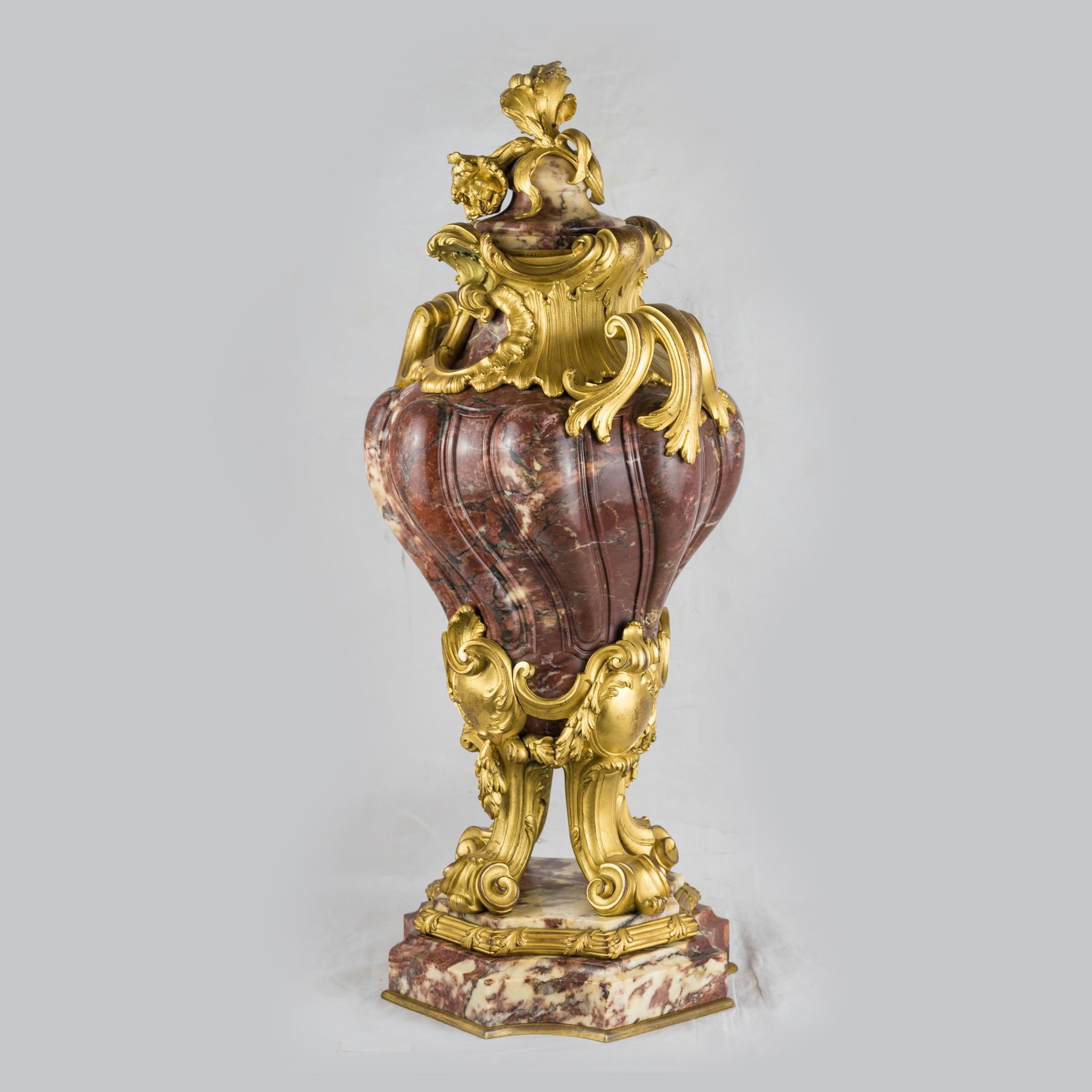  Paar vergoldete Bronze-Kommoden im Louis-XV-Stil mit Marmorbeschlägen (Louis XV.) im Angebot