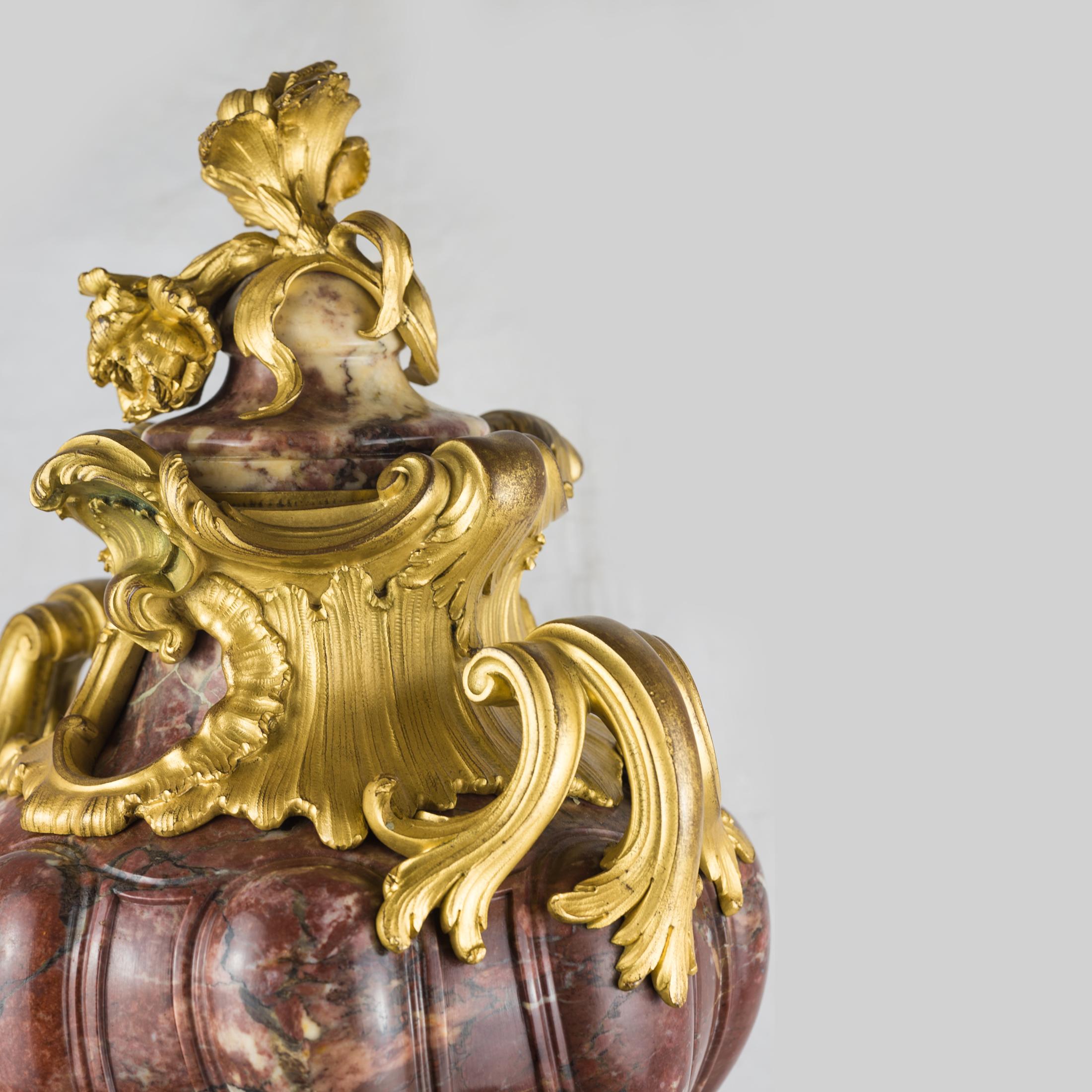  Paar vergoldete Bronze-Kommoden im Louis-XV-Stil mit Marmorbeschlägen (Französisch) im Angebot