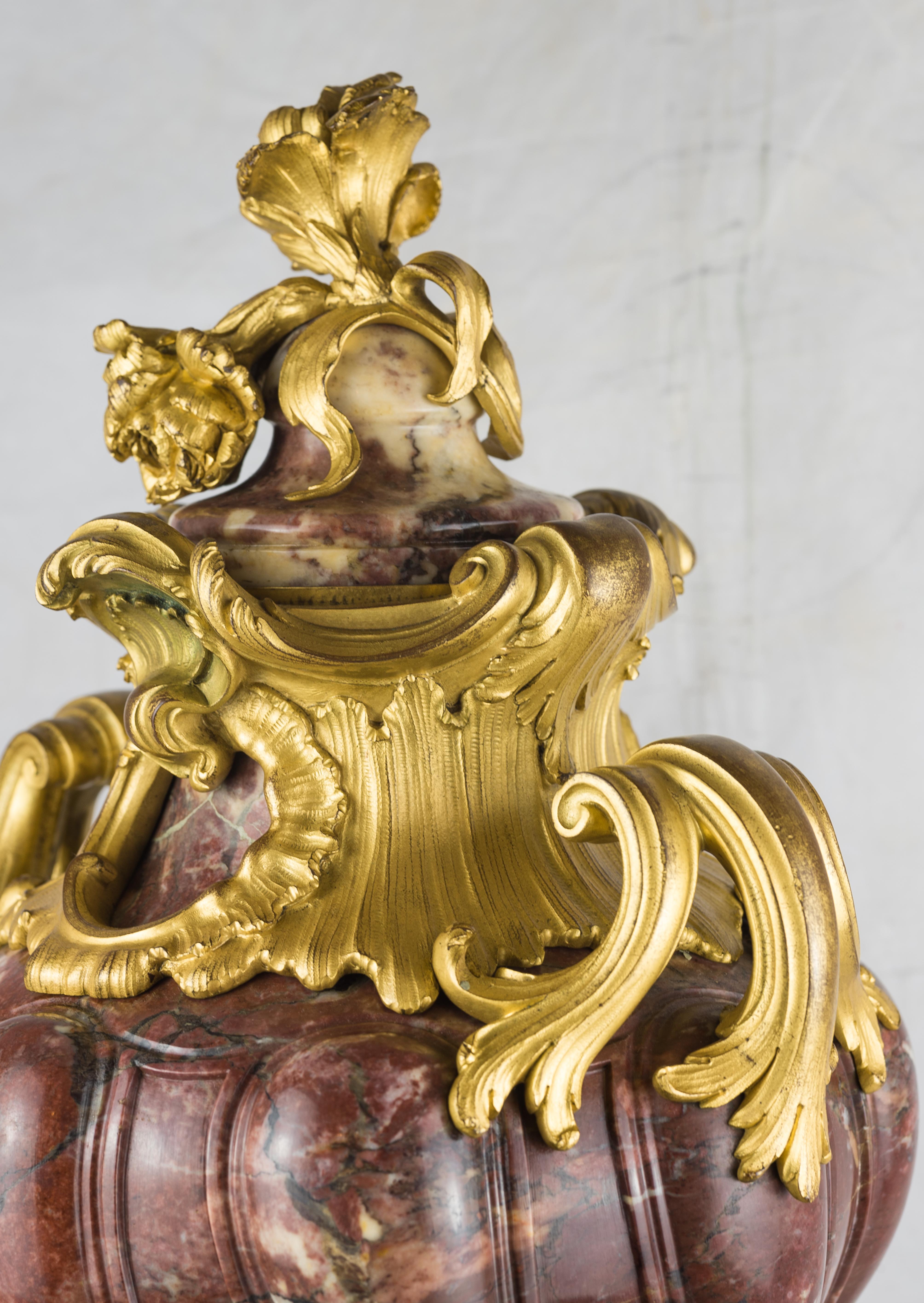  Paar vergoldete Bronze-Kommoden im Louis-XV-Stil mit Marmorbeschlägen (Geschnitzt) im Angebot