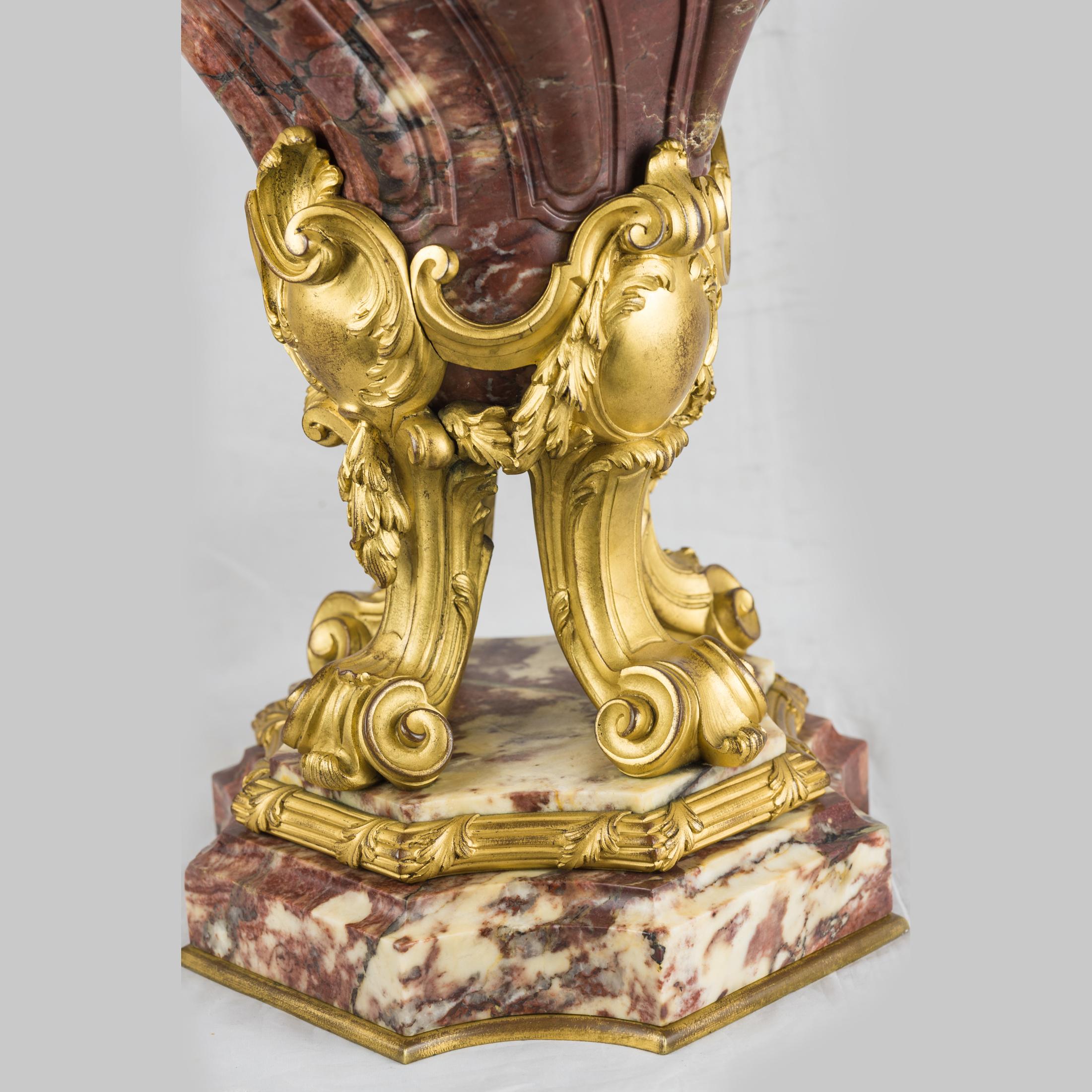 XIX secolo Coppia di cassette in stile Luigi XV con montatura in bronzo dorato e marmo in vendita