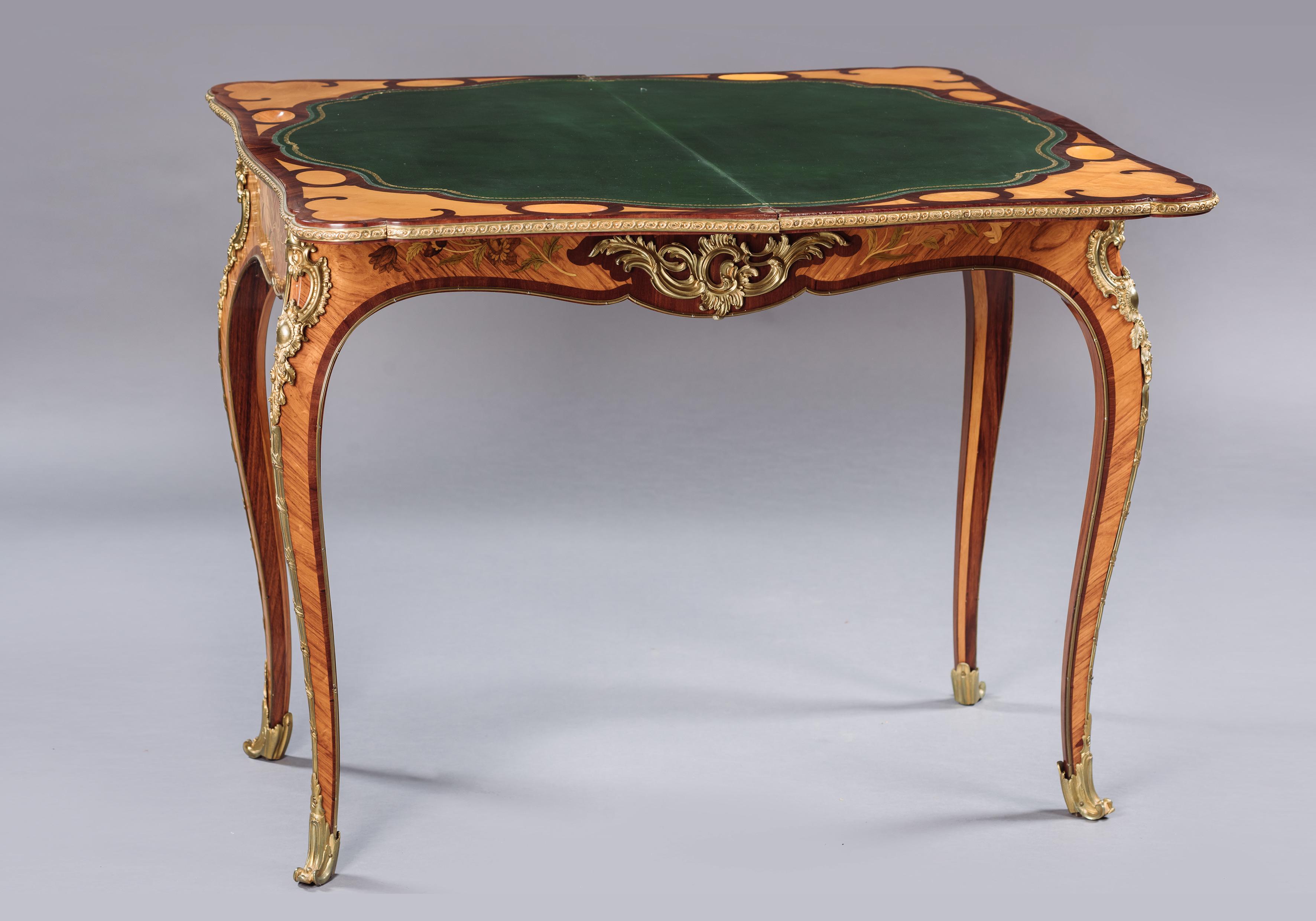 Doré Paire de tables à cartes en marqueterie de style Louis XV du 19ème siècle en vente