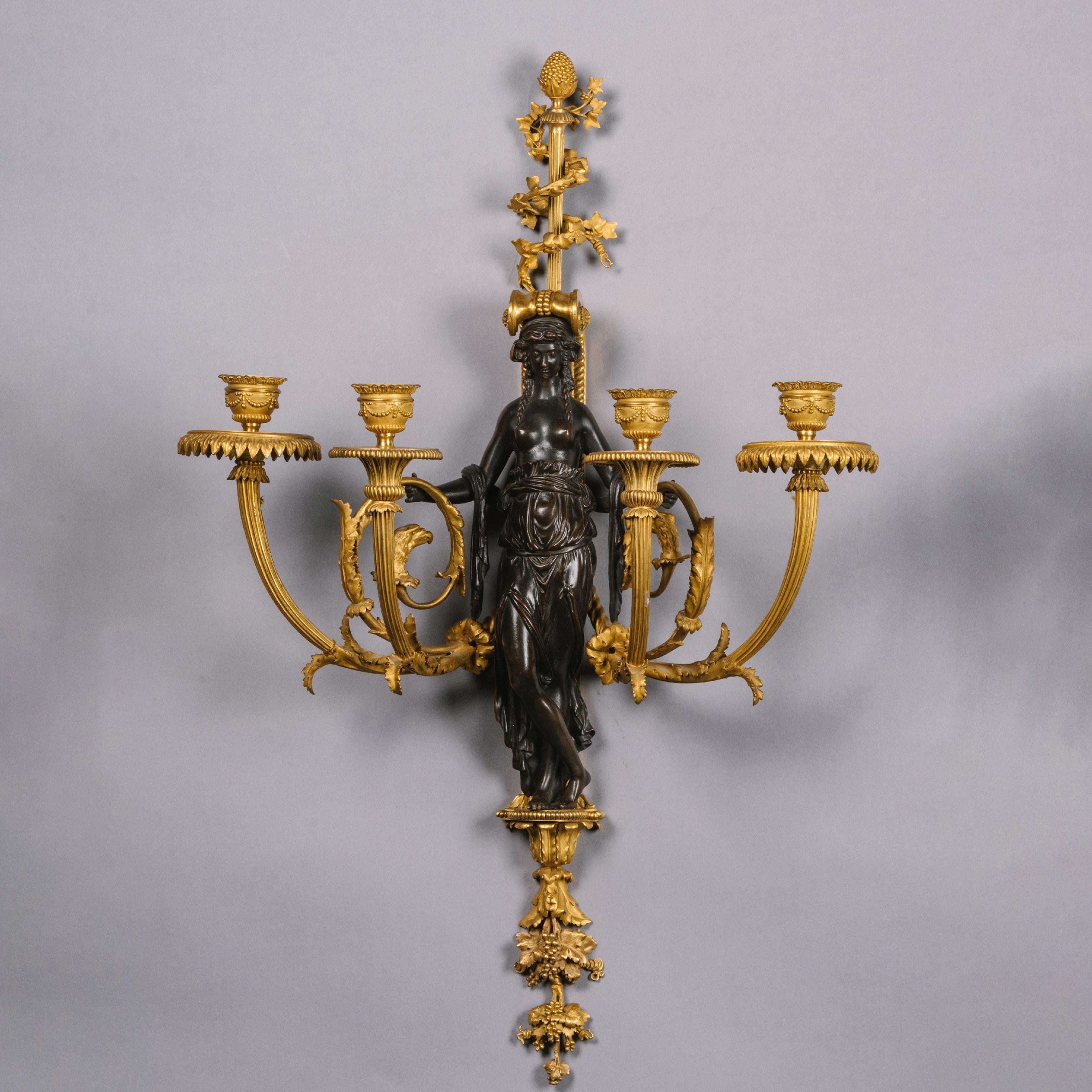 Paire d'appliques murales à quatre lumières en bronze patiné et doré de style Louis XVI
Par Emmanuel-Alfred (dit Alfred II) Beurdeley, Paris.

Chacune d'entre elles est ornée d'une figure vêtue d'une robe classique à la poitrine dénudée, flanquée
