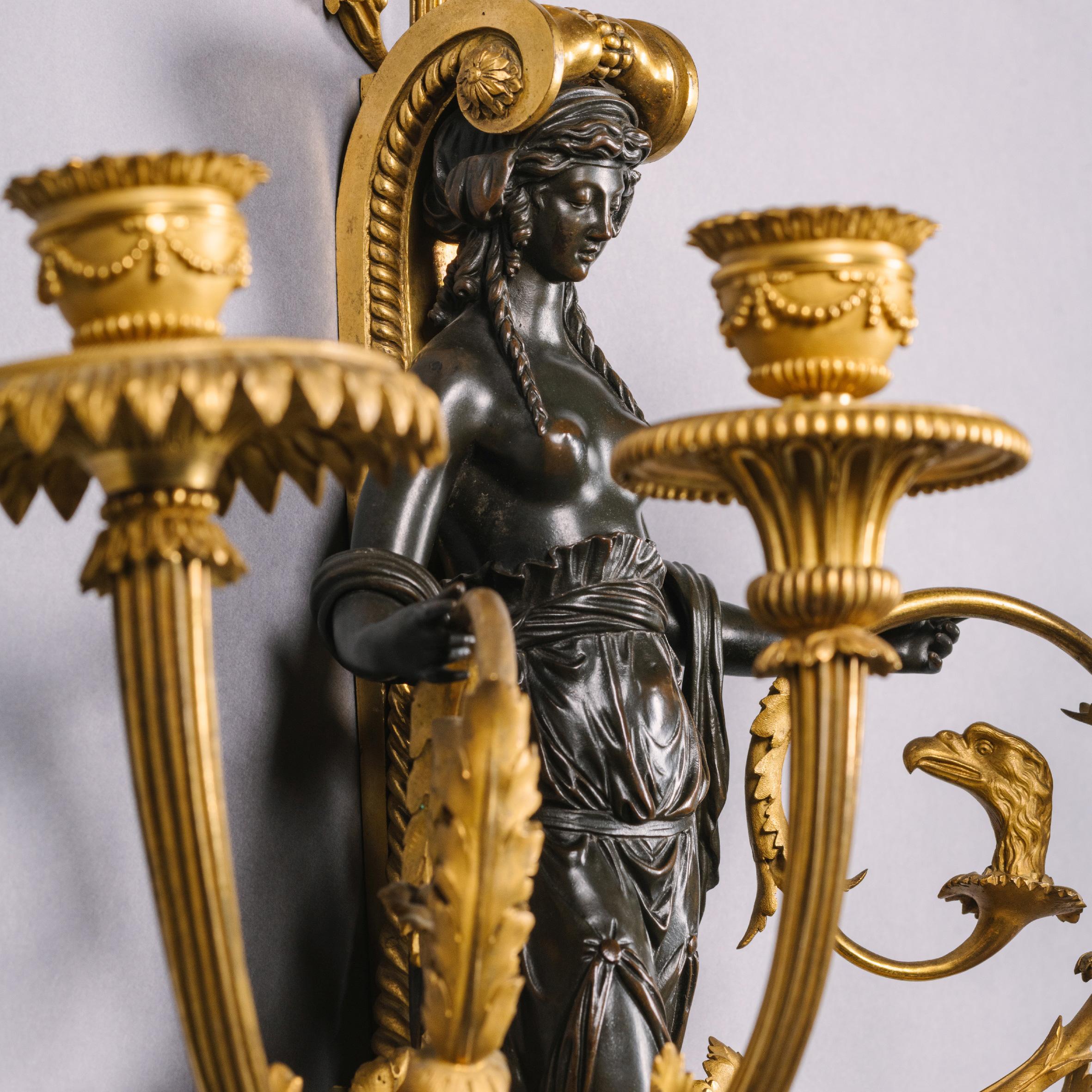 Feines Paar vergoldeter und patinierter Bronze-Wandapplikationen im Louis-XVI-Stil (Louis XVI.) im Angebot