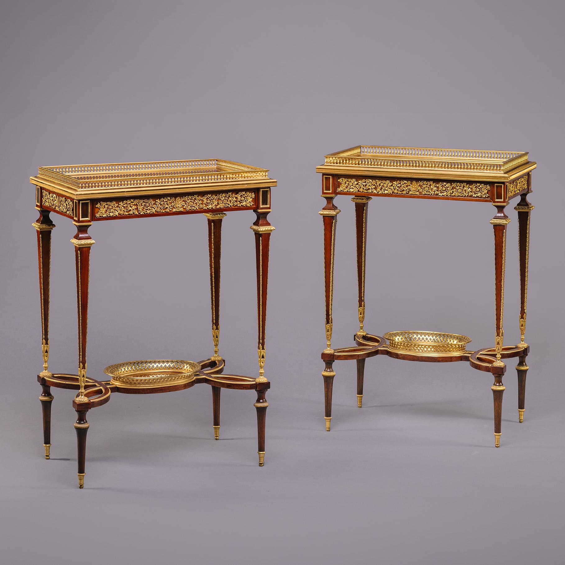 Paire de tables d'appoint de style Louis XVI en acajou et bronze doré, attribuées à Henry Dasson. 

France Circa 1880.

Henry Dasson (1825-1896) est l'un des meilleurs fabricants de meubles montés en bronze doré du XIXe siècle. Contrairement à