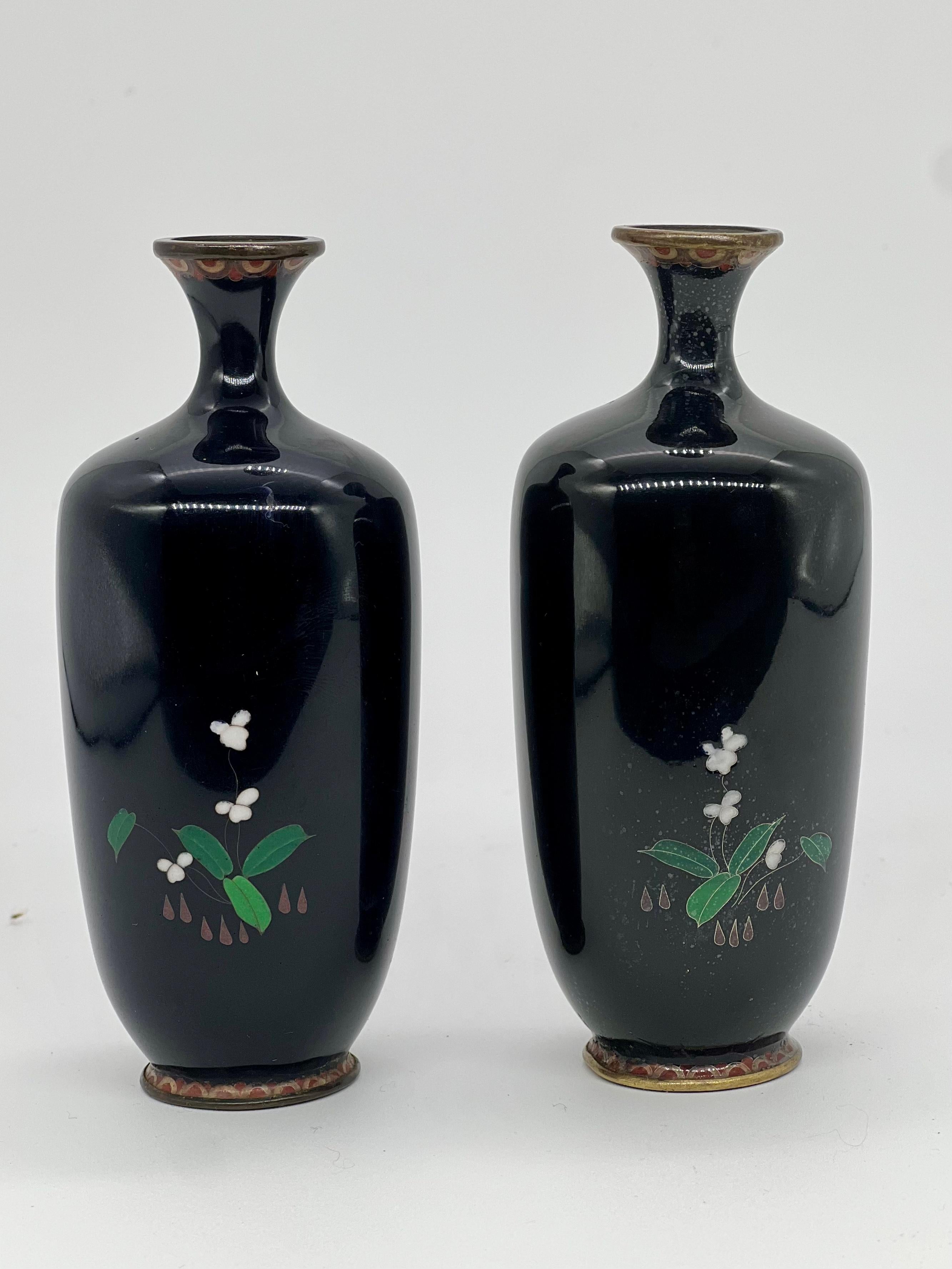 Émail Paire de vases japonais en émail cloisonné de la période Meiji par Hayashi Chuzo