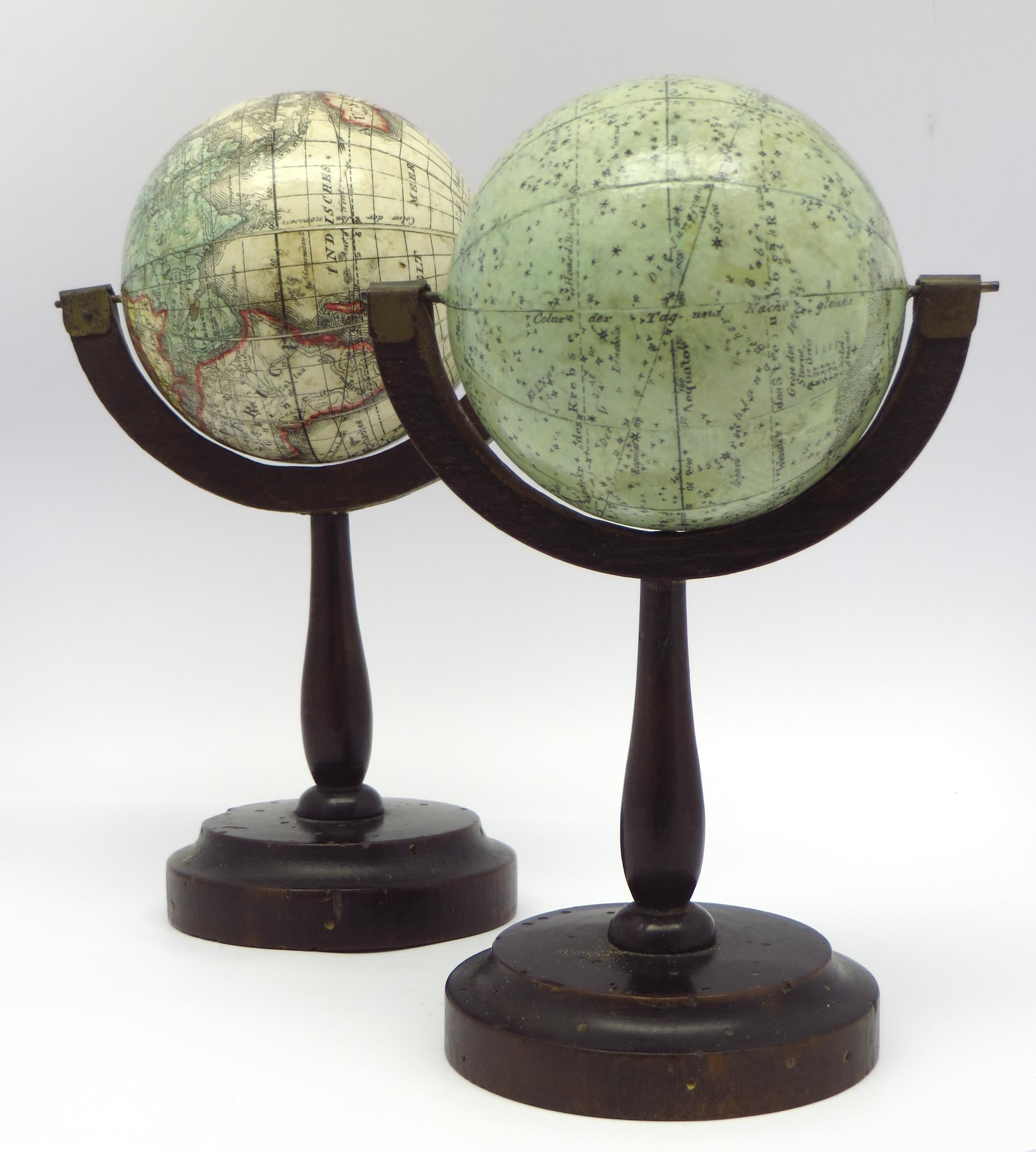 Une belle paire de globes miniatures sur des stands en vente 2