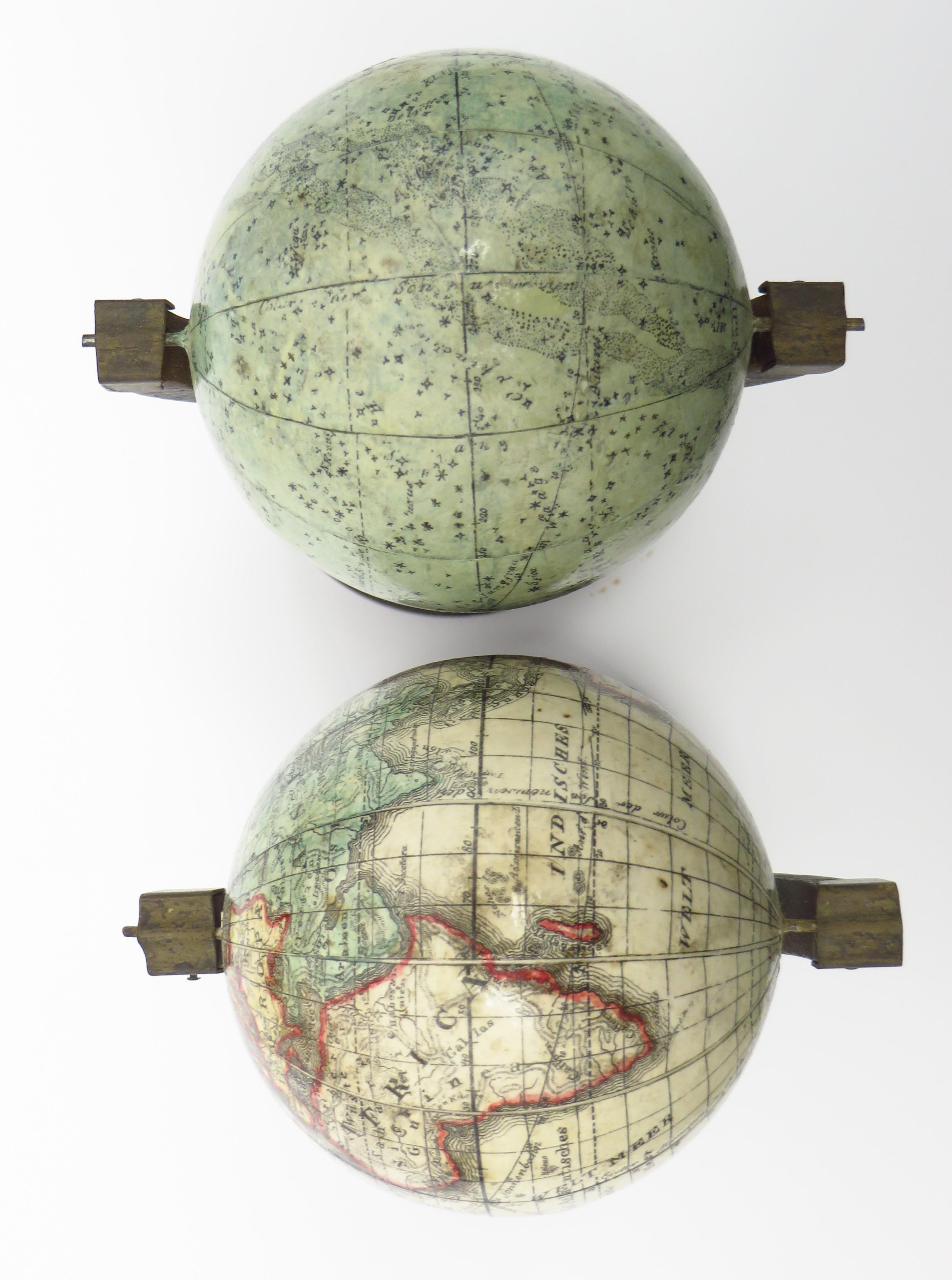 Une belle paire de globes miniatures sur des stands en vente 4
