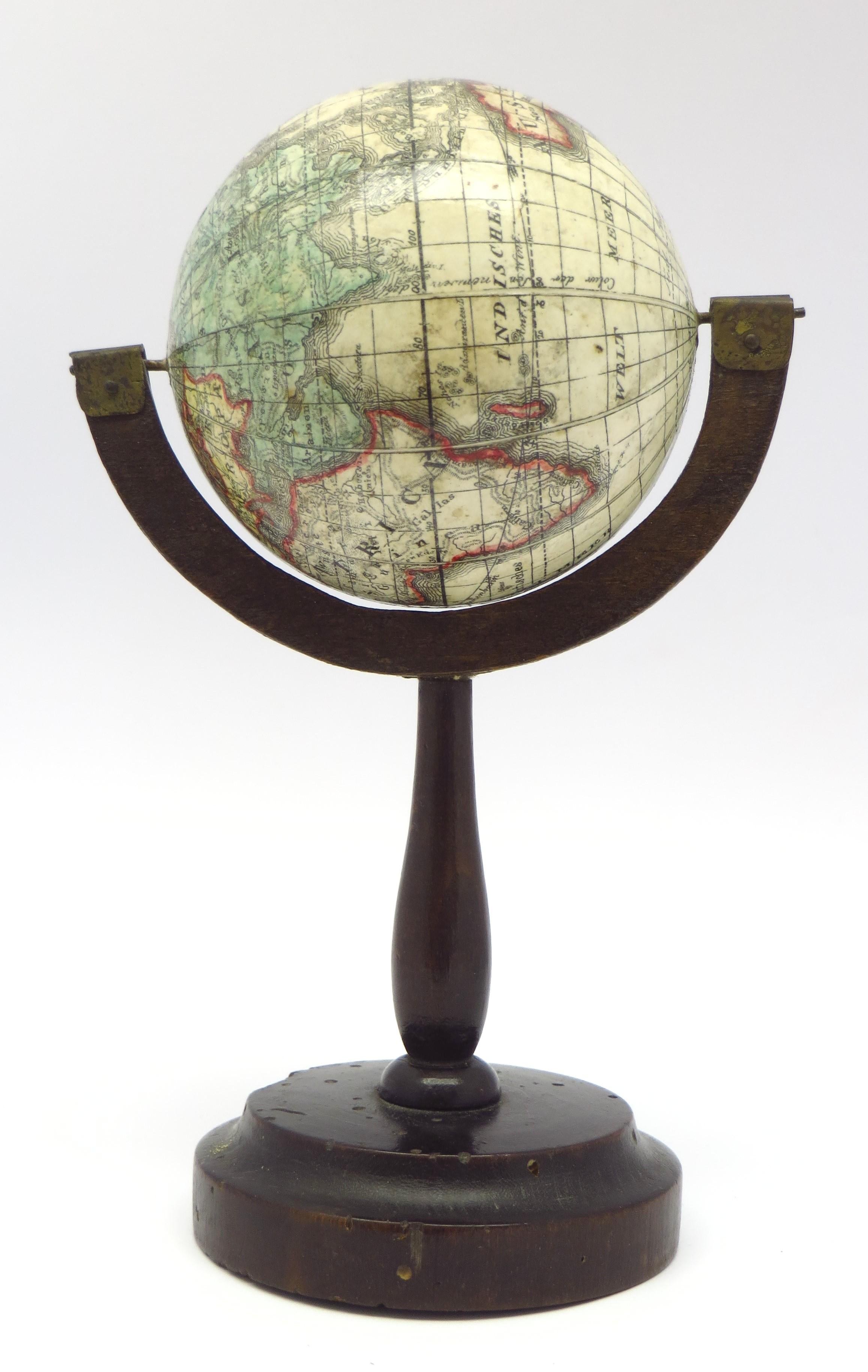 Une paire rare de globes terrestres et célestes miniatures.

par K.K. Müller, 1822
Karlsruhe, Allemagne

Diamètre des globes : 7 cm. Hauteur totale : 14,5 cm. 

Chacune d'entre elles comporte 12 gores en papier gravé et coloré à la main, sur une