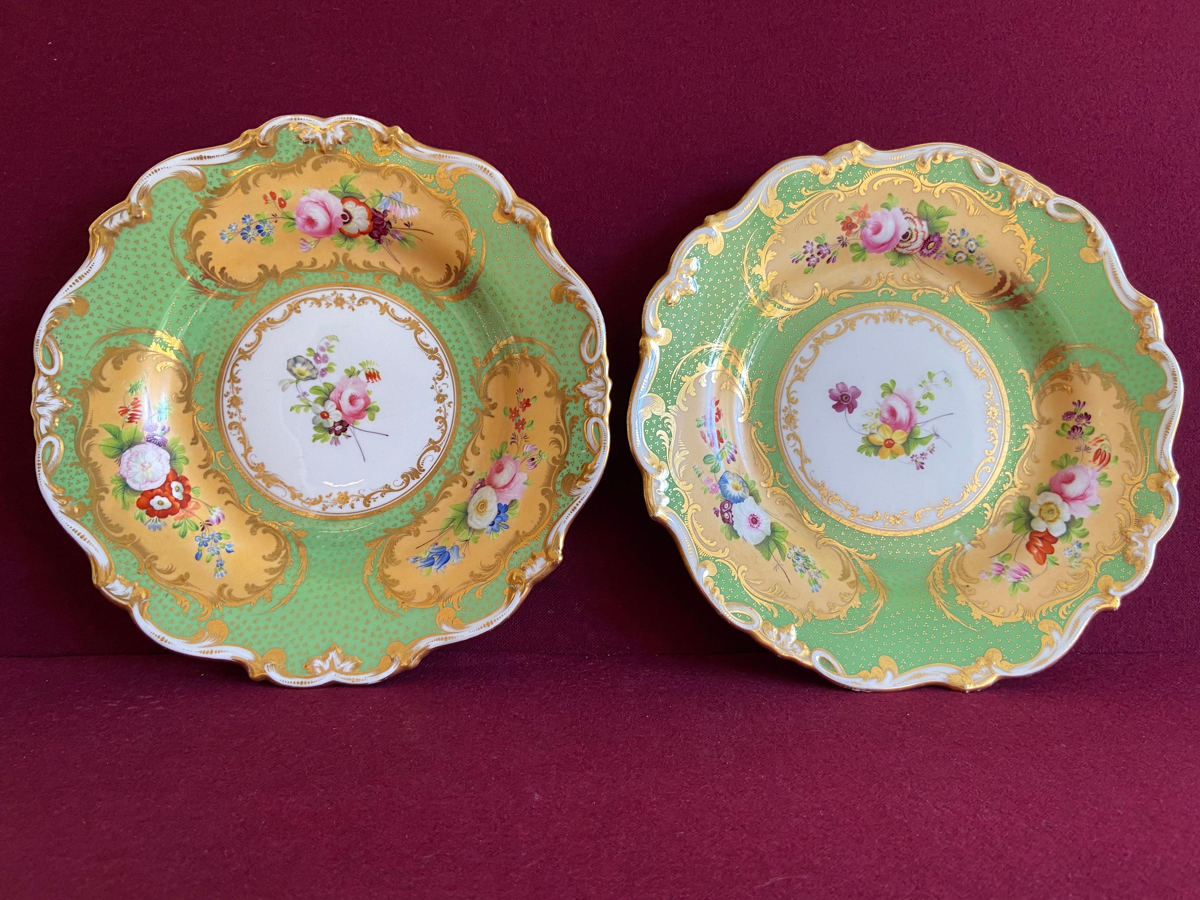 Une très belle paire d'assiettes à dessert en porcelaine de Minton vers 1835. Finement décoré de panneaux de fleurs sur un fond jaune dans une bordure verte. Marqué du numéro de modèle 3332.

Condition : Fissure capillaire sur la face inférieure
