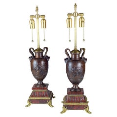 Paire d'urnes en bronze de style néo-classique montées comme lampes