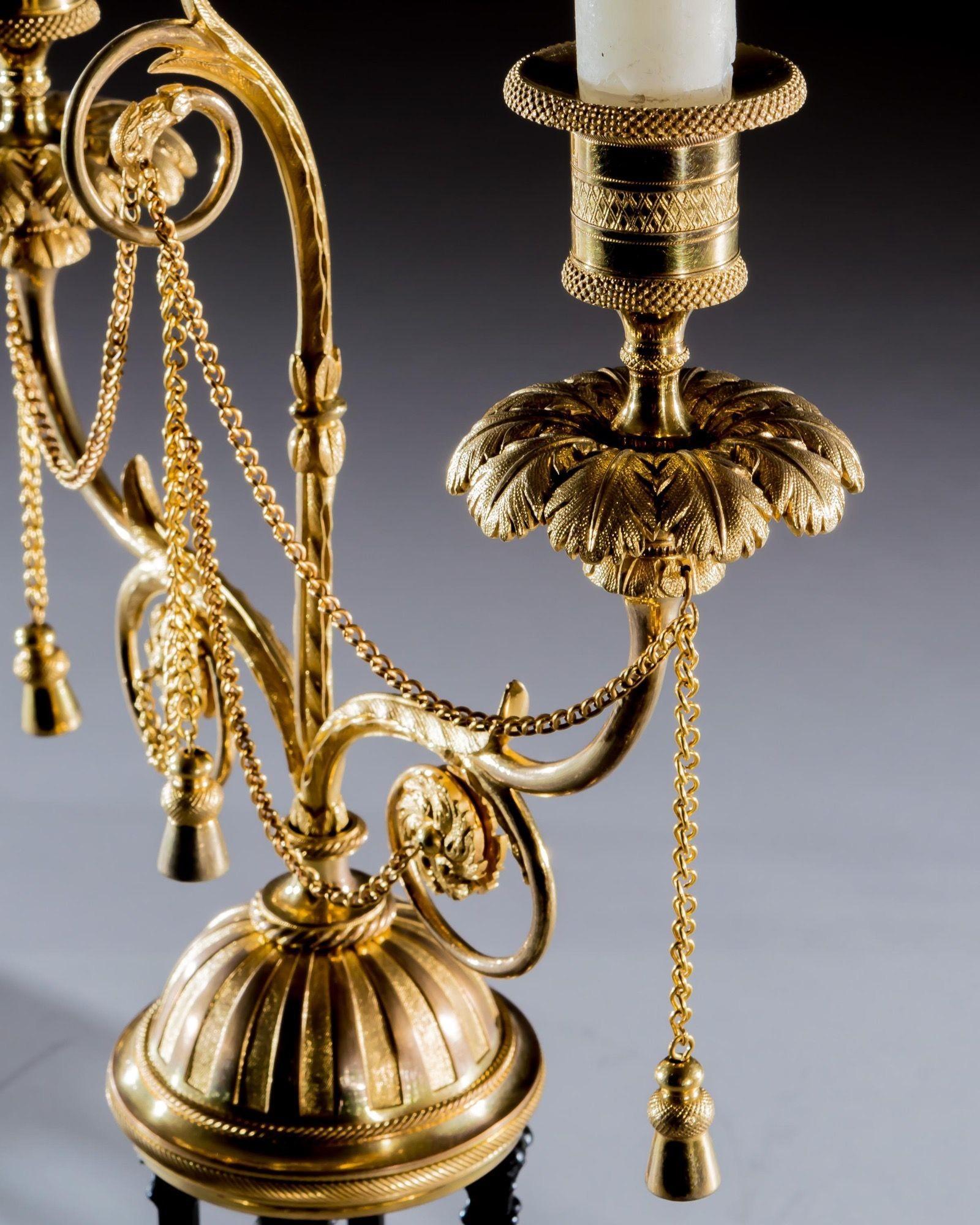 Inglese Una bella coppia di candelabri a tempio in ormolu e bronzo in vendita