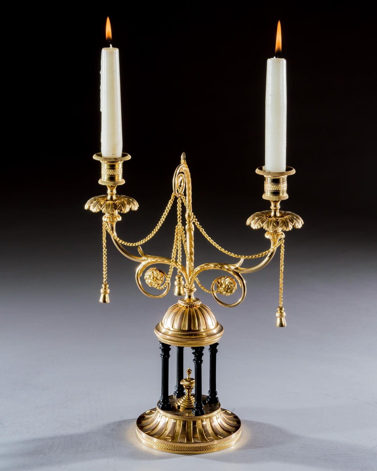 Una bella coppia di candelabri a tempio in ormolu e bronzo In condizioni buone in vendita a Steyning, West sussex