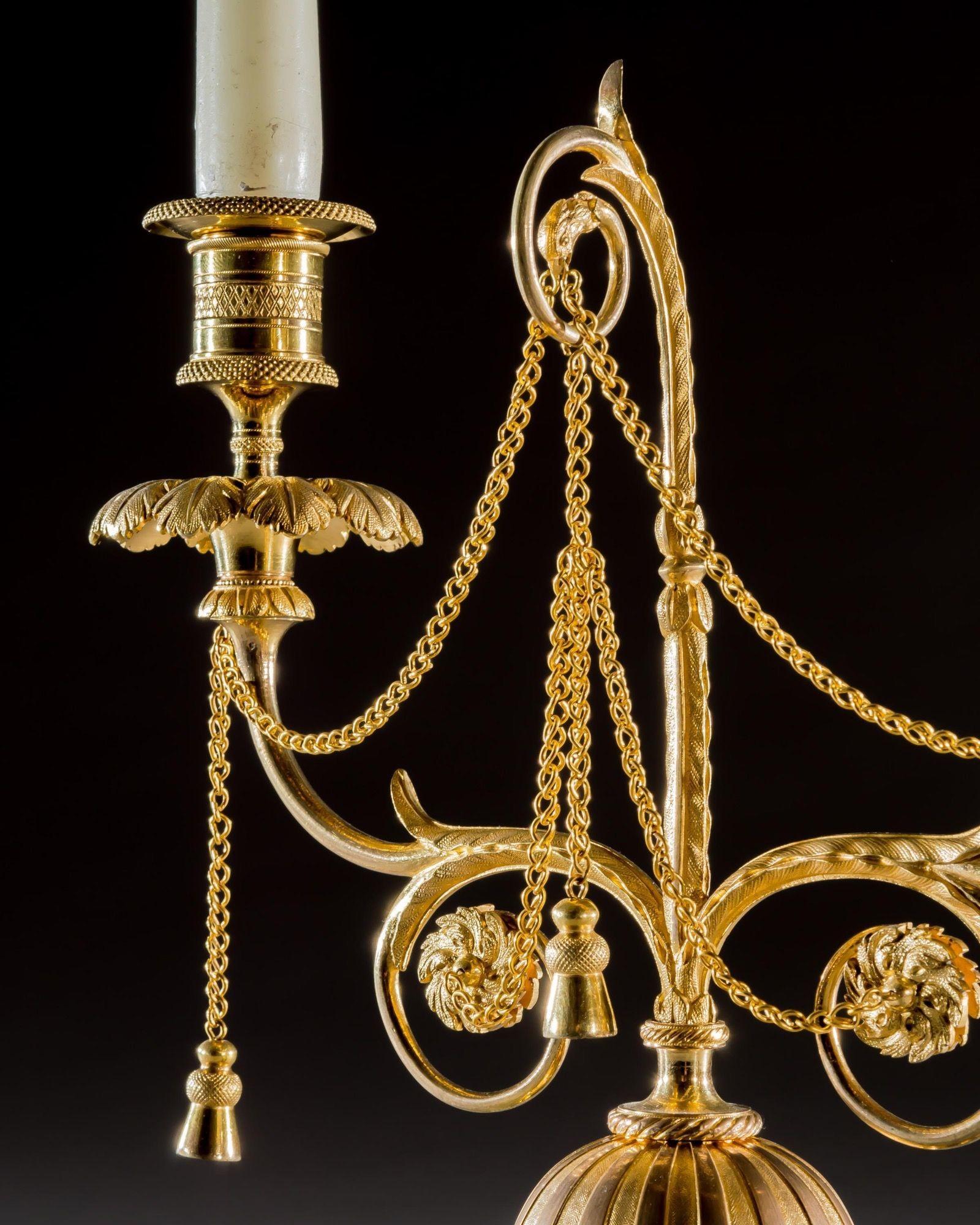 XIX secolo Una bella coppia di candelabri a tempio in ormolu e bronzo in vendita
