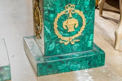 Raffinata coppia di obelischi da pavimento in malachite e bronzo dorato di dimensioni da palazzo