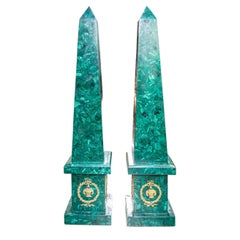 Raffinata coppia di obelischi da pavimento in malachite e bronzo dorato di dimensioni da palazzo