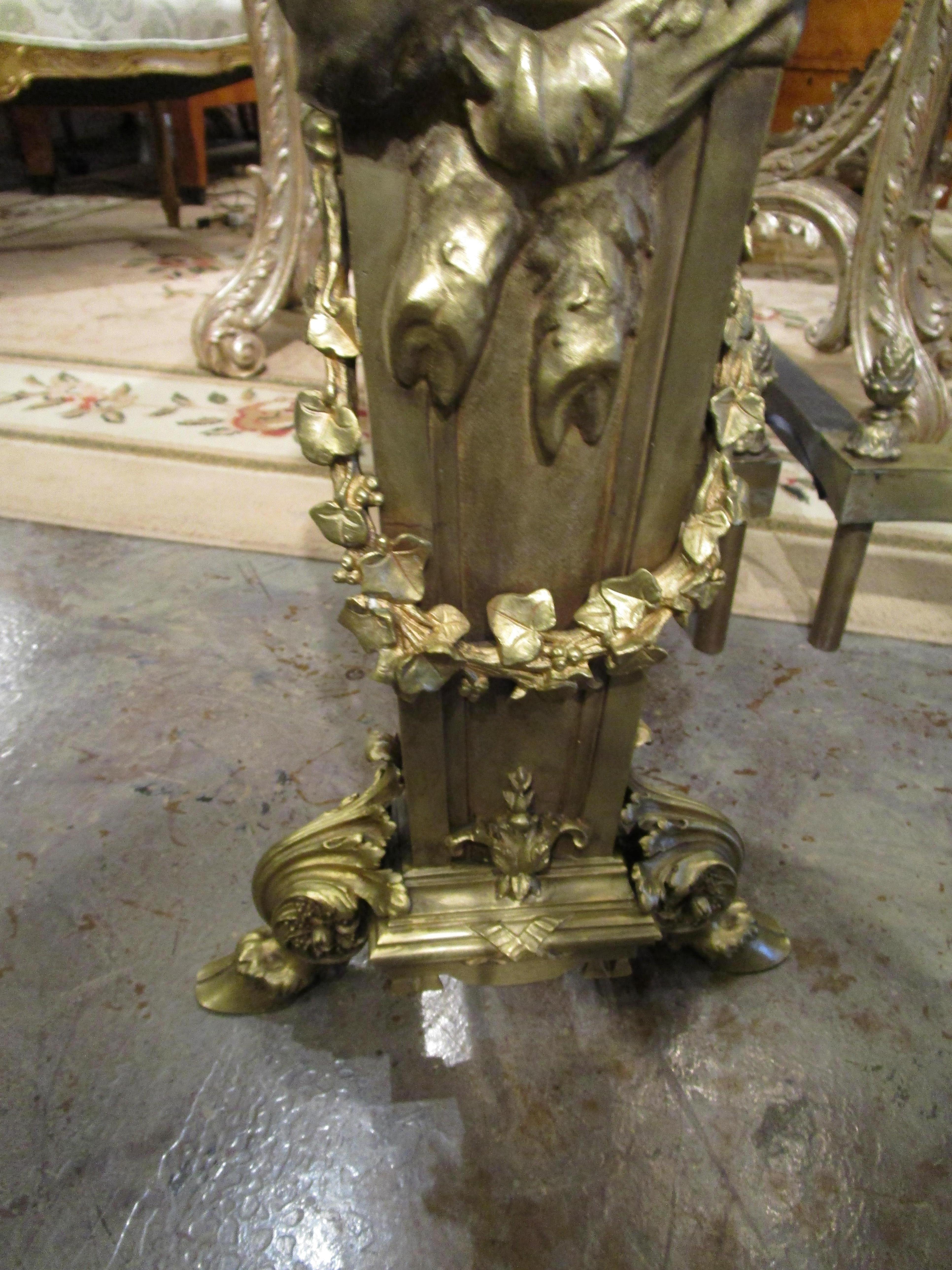 Ein feines Paar palastartiger kontinentaler Feuerböcke aus patinierter Bronze und vergoldeter Bronze (19. Jahrhundert) im Angebot