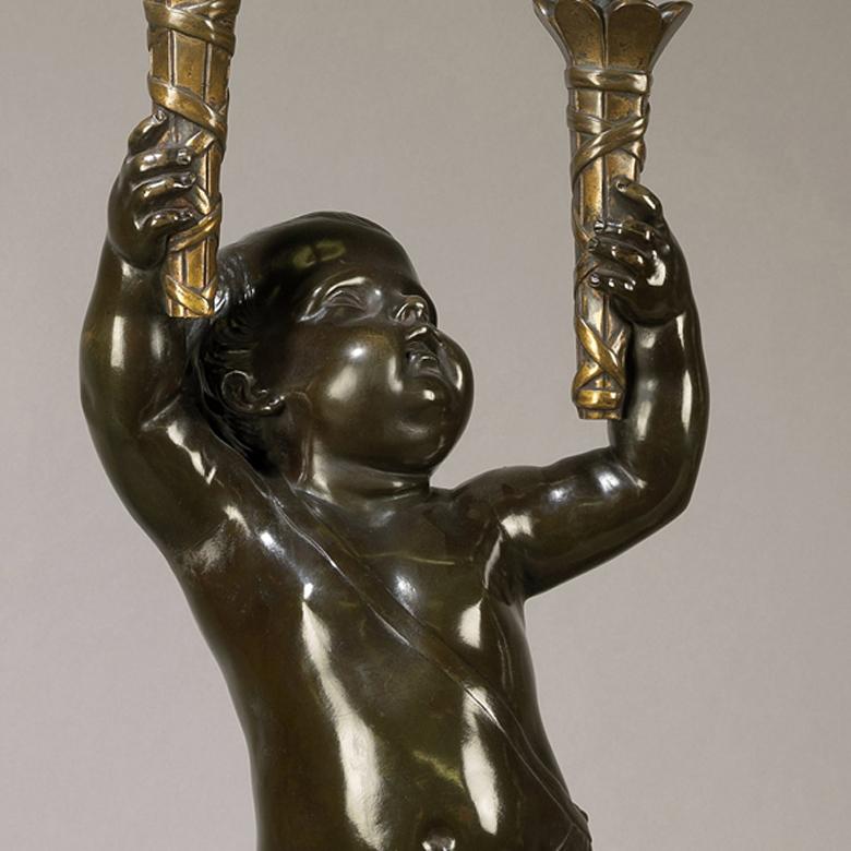 Feines Paar Figurenfackeln aus patinierter Bronze, um 1890 (Patiniert) im Angebot