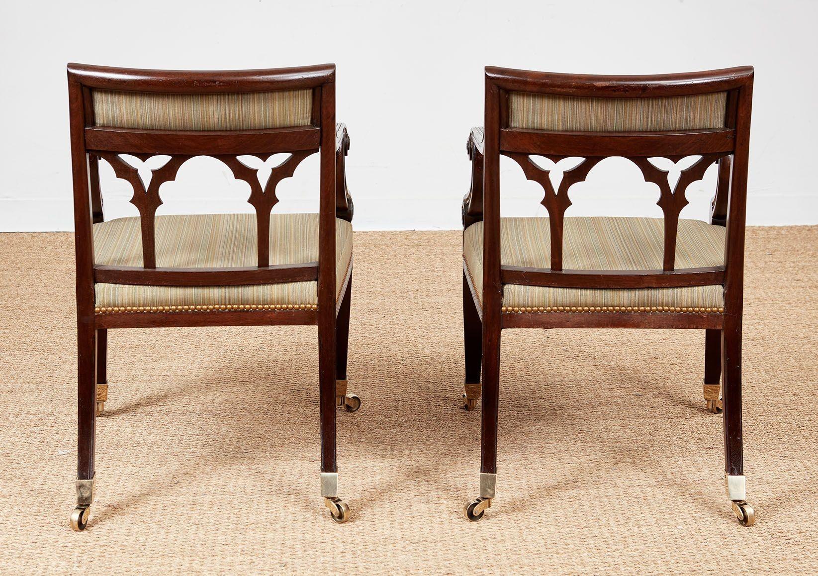 Paire de fauteuils gothiques de style Régence en vente 5