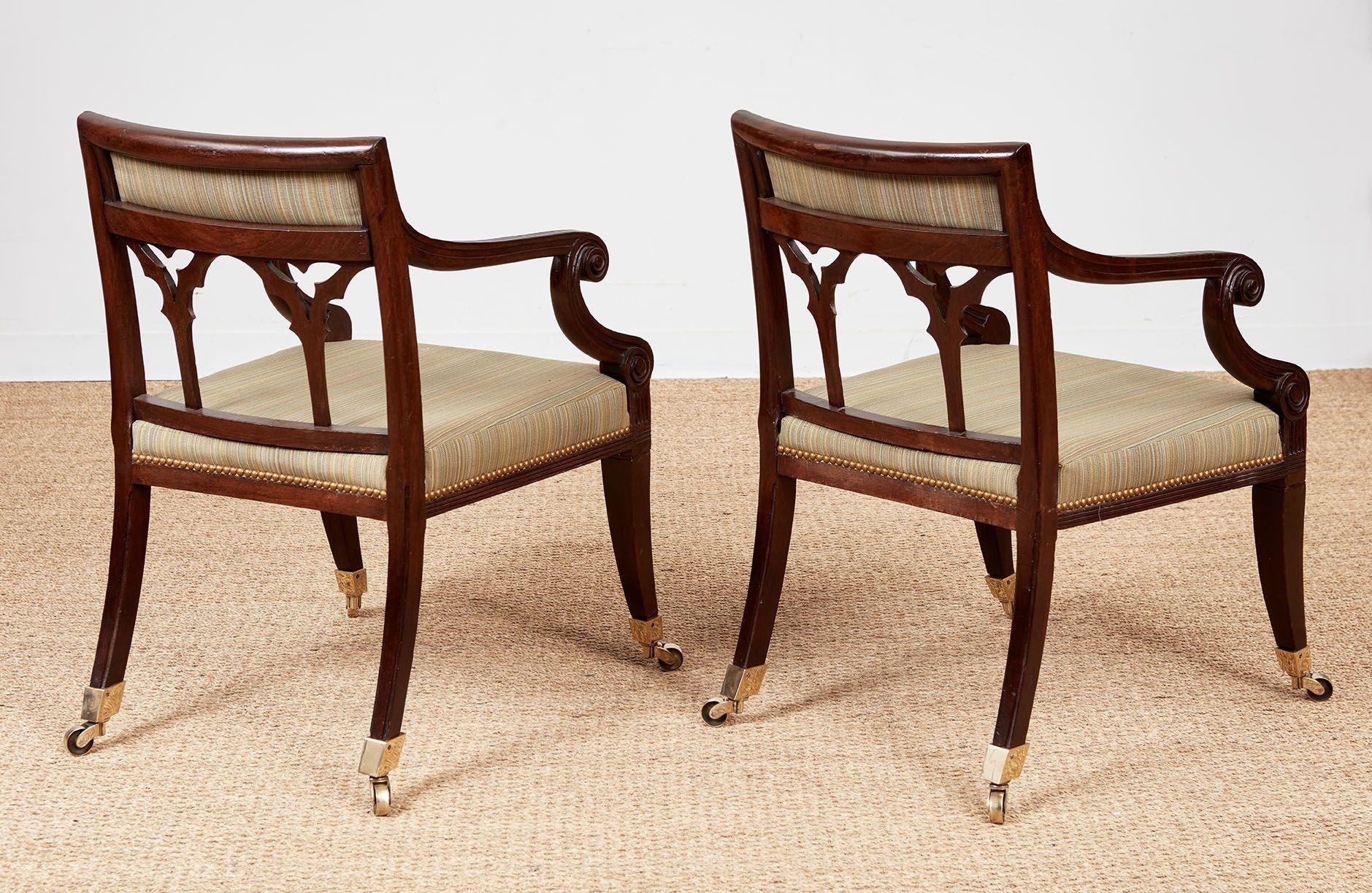 Paire de fauteuils gothiques de style Régence en vente 6