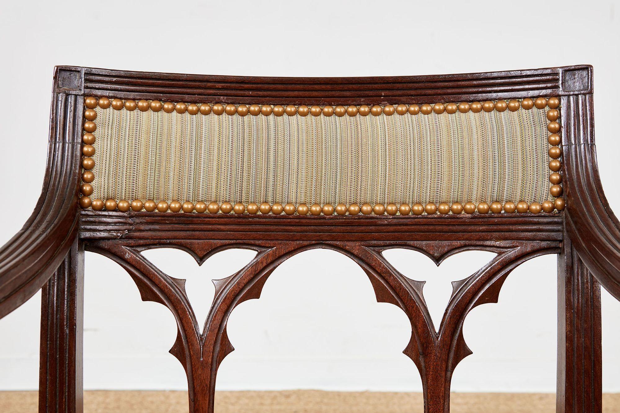 Regency Paire de fauteuils gothiques de style Régence en vente