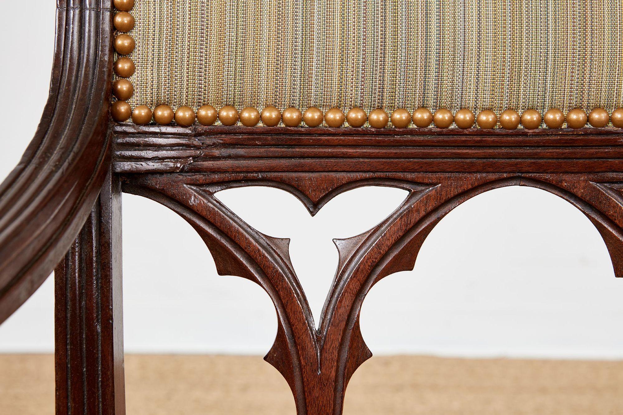 Anglais Paire de fauteuils gothiques de style Régence en vente