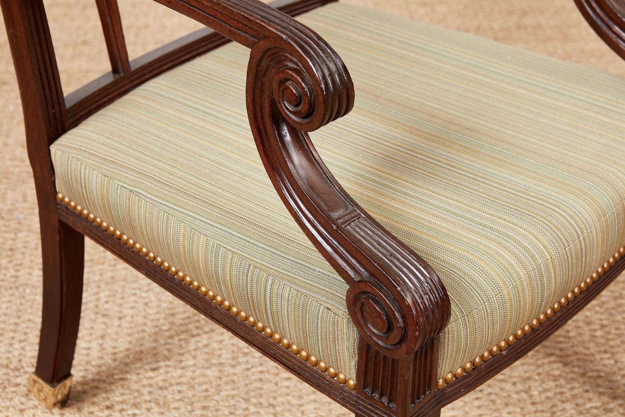 Sculpté à la main Paire de fauteuils gothiques de style Régence en vente