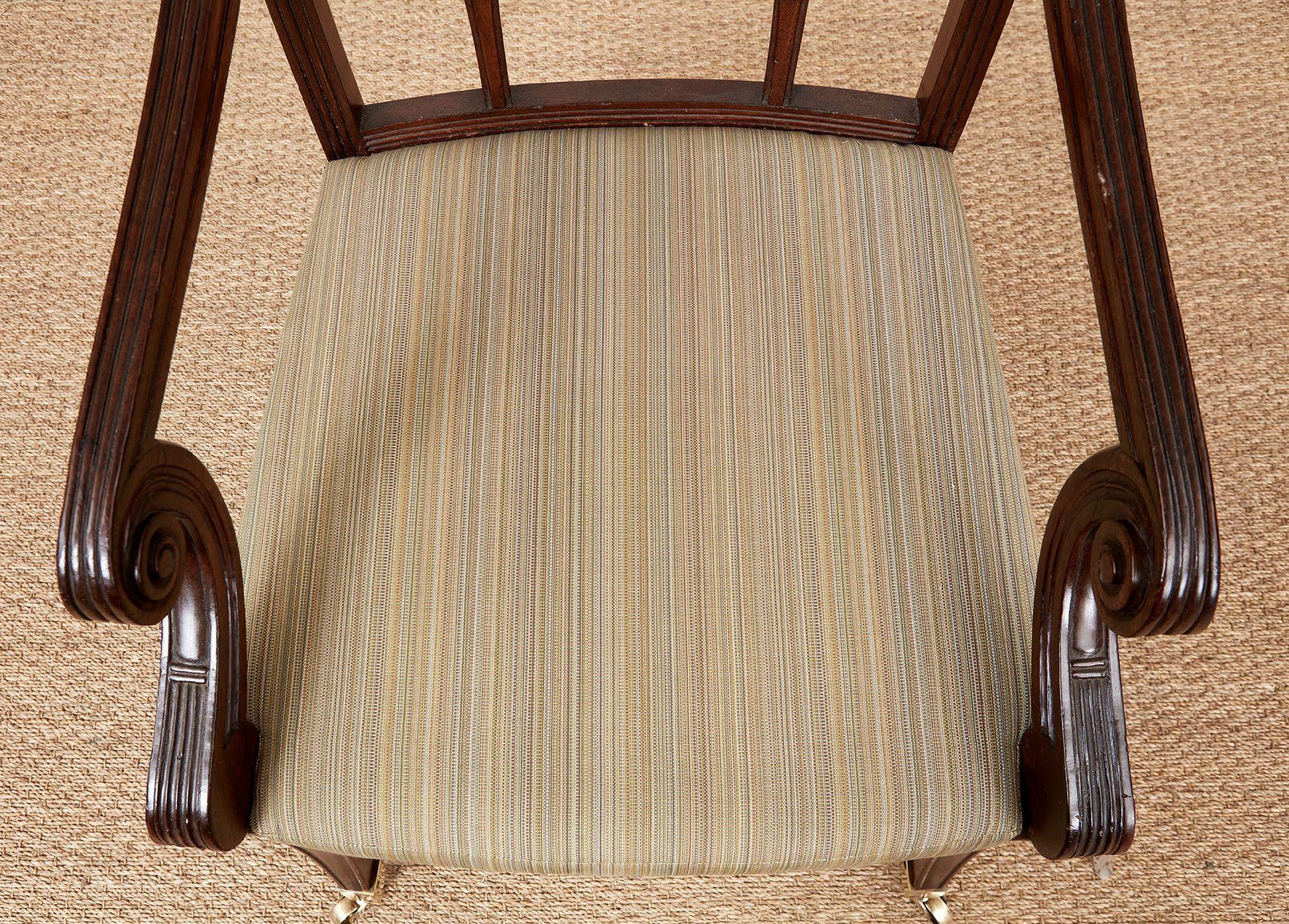 Paire de fauteuils gothiques de style Régence Bon état - En vente à Greenwich, CT