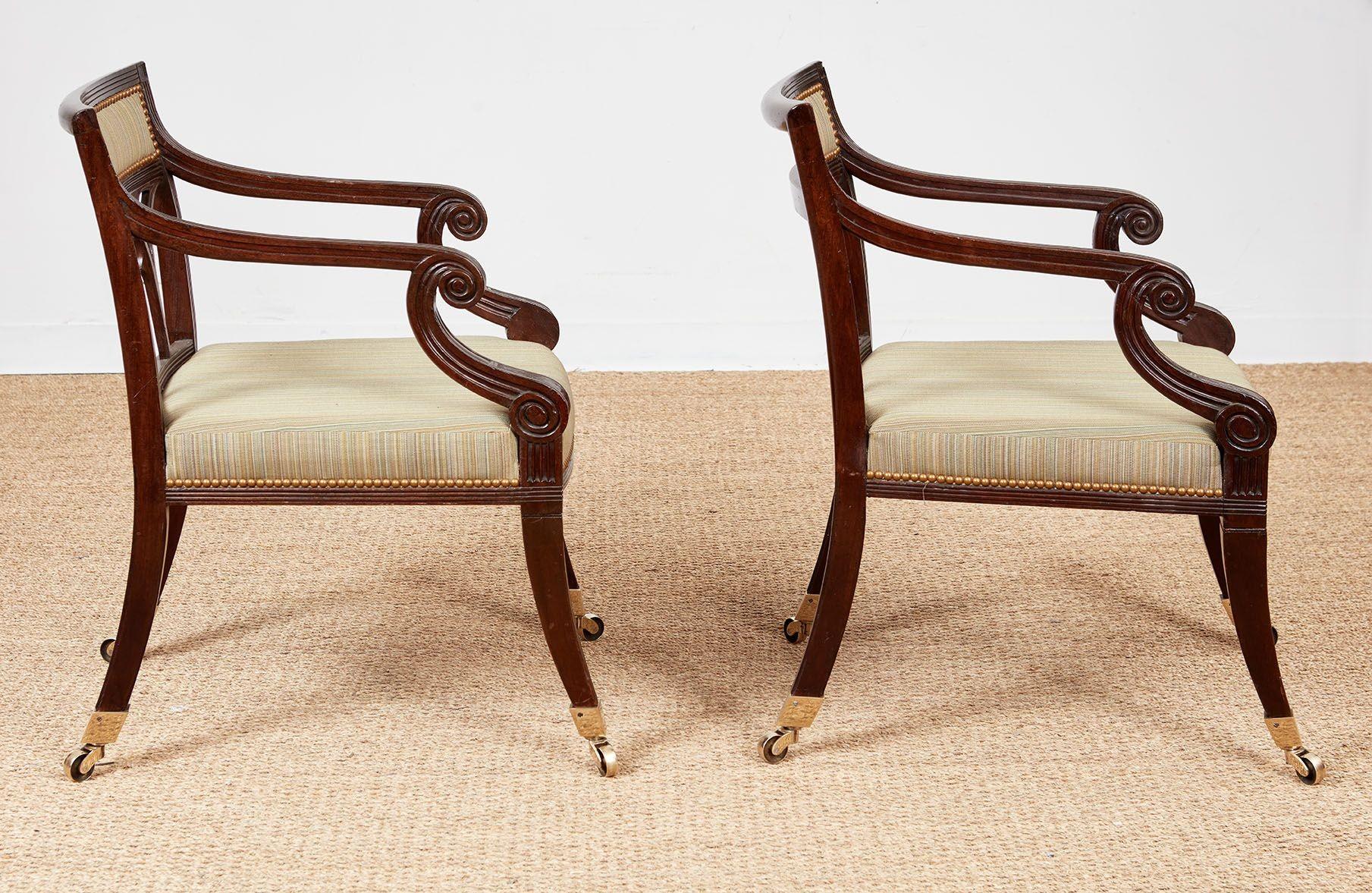 Paire de fauteuils gothiques de style Régence en vente 1