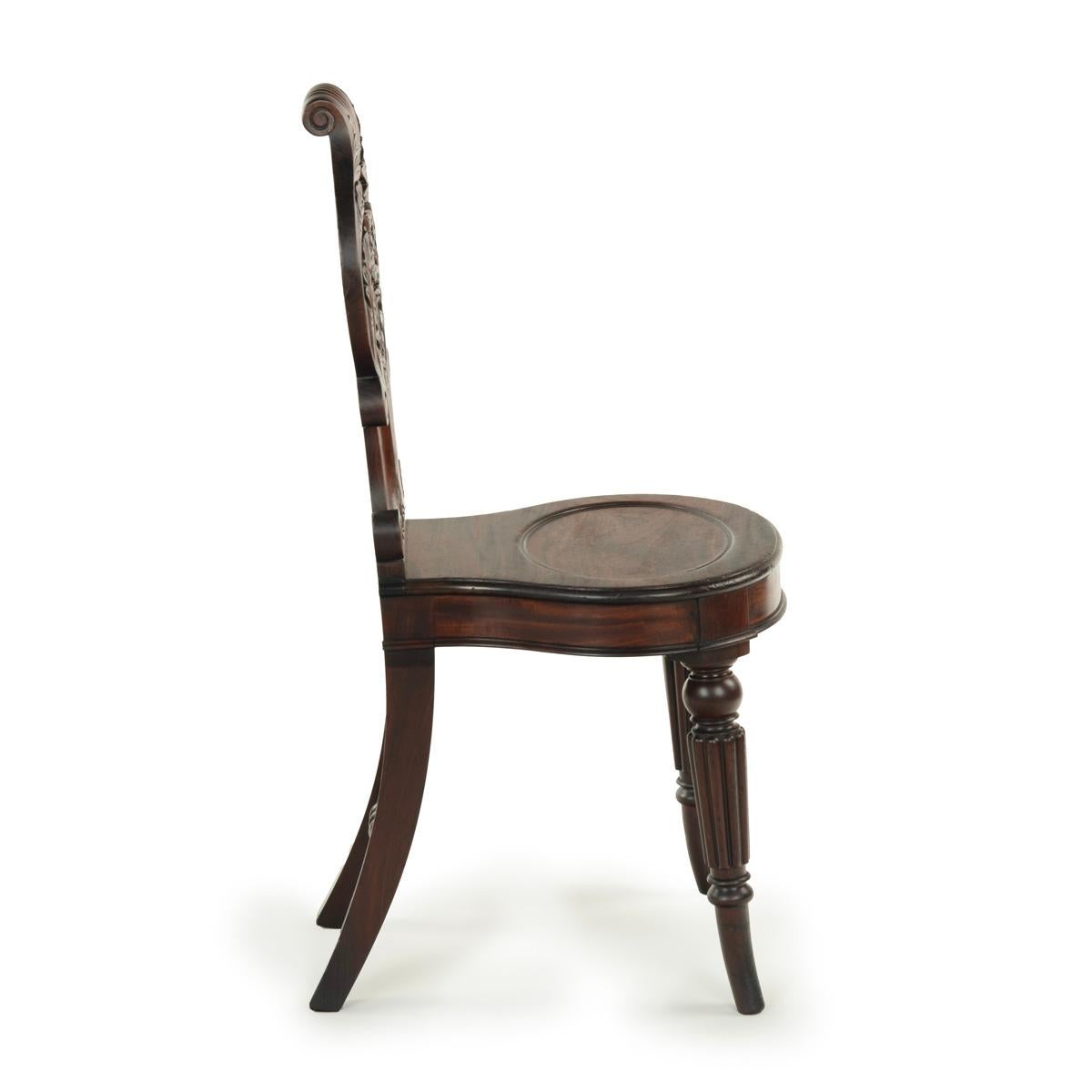 Inizio XIX secolo Una bella coppia di sedie da sala Regency in mogano con stemma attribuite a Gillows in vendita
