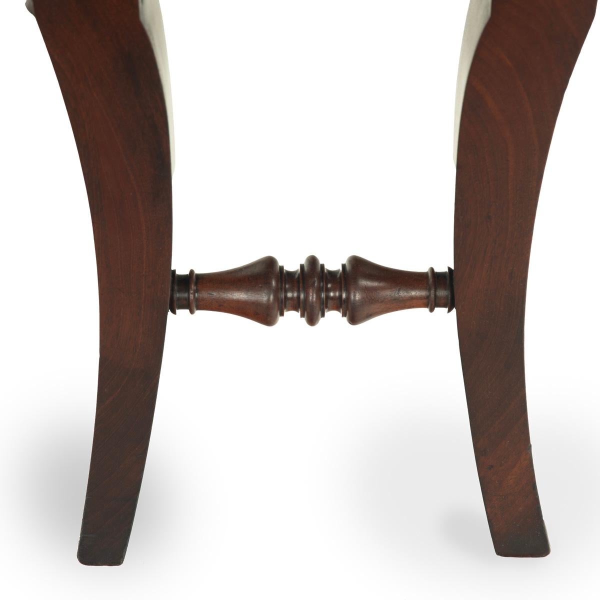 Una bella coppia di sedie da sala Regency in mogano con stemma attribuite a Gillows in vendita 1