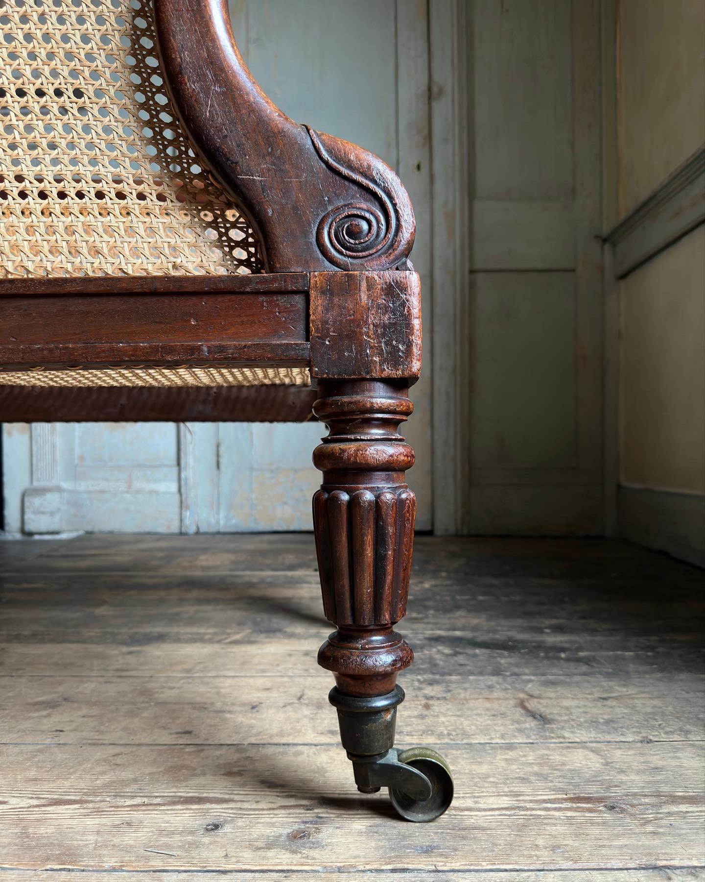 Regency Paire de fauteuils de bibliothèque en bergère en acajou de style Régence, C.I.C. en vente