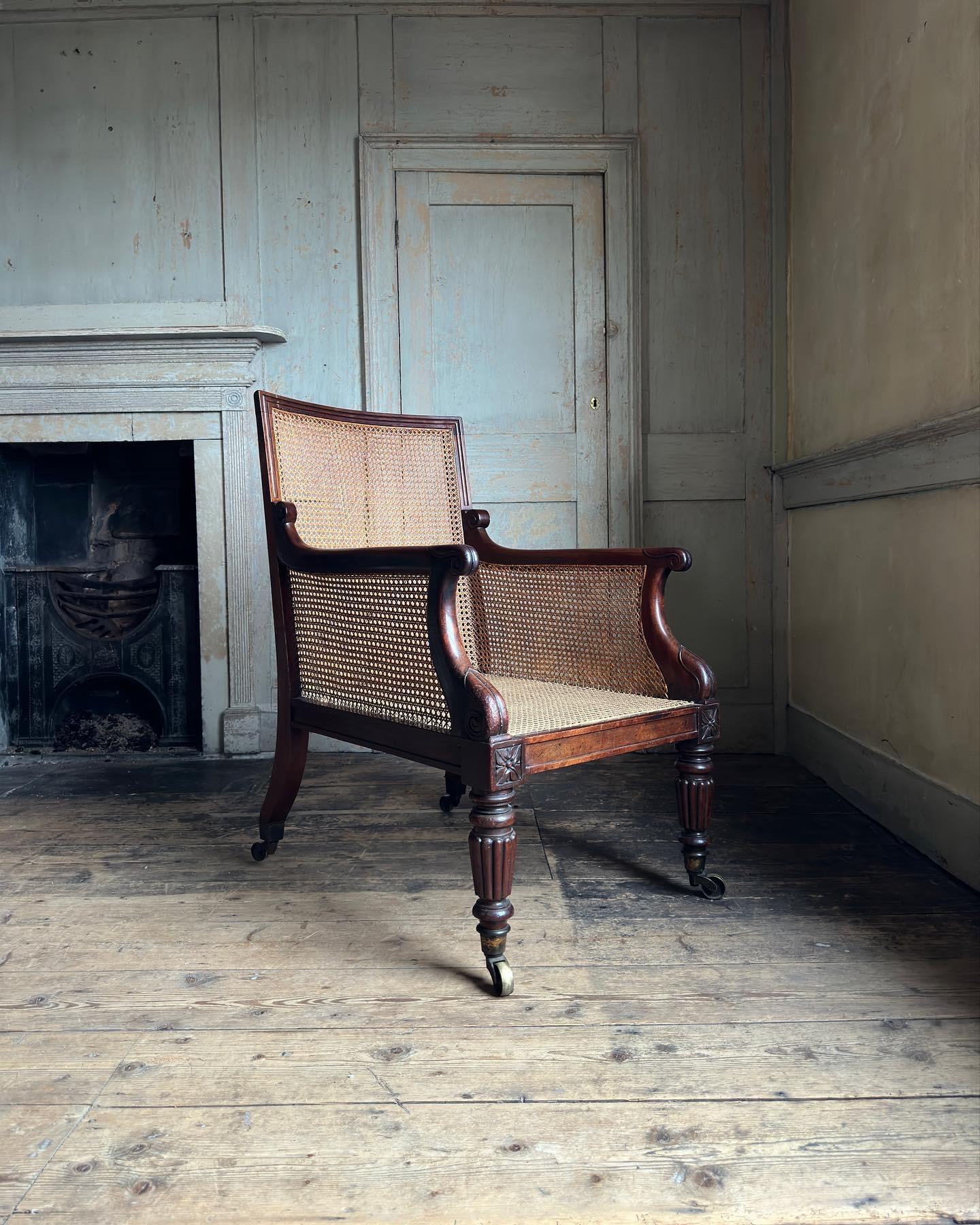 Début du XIXe siècle Paire de fauteuils de bibliothèque en bergère en acajou de style Régence, C.I.C. en vente