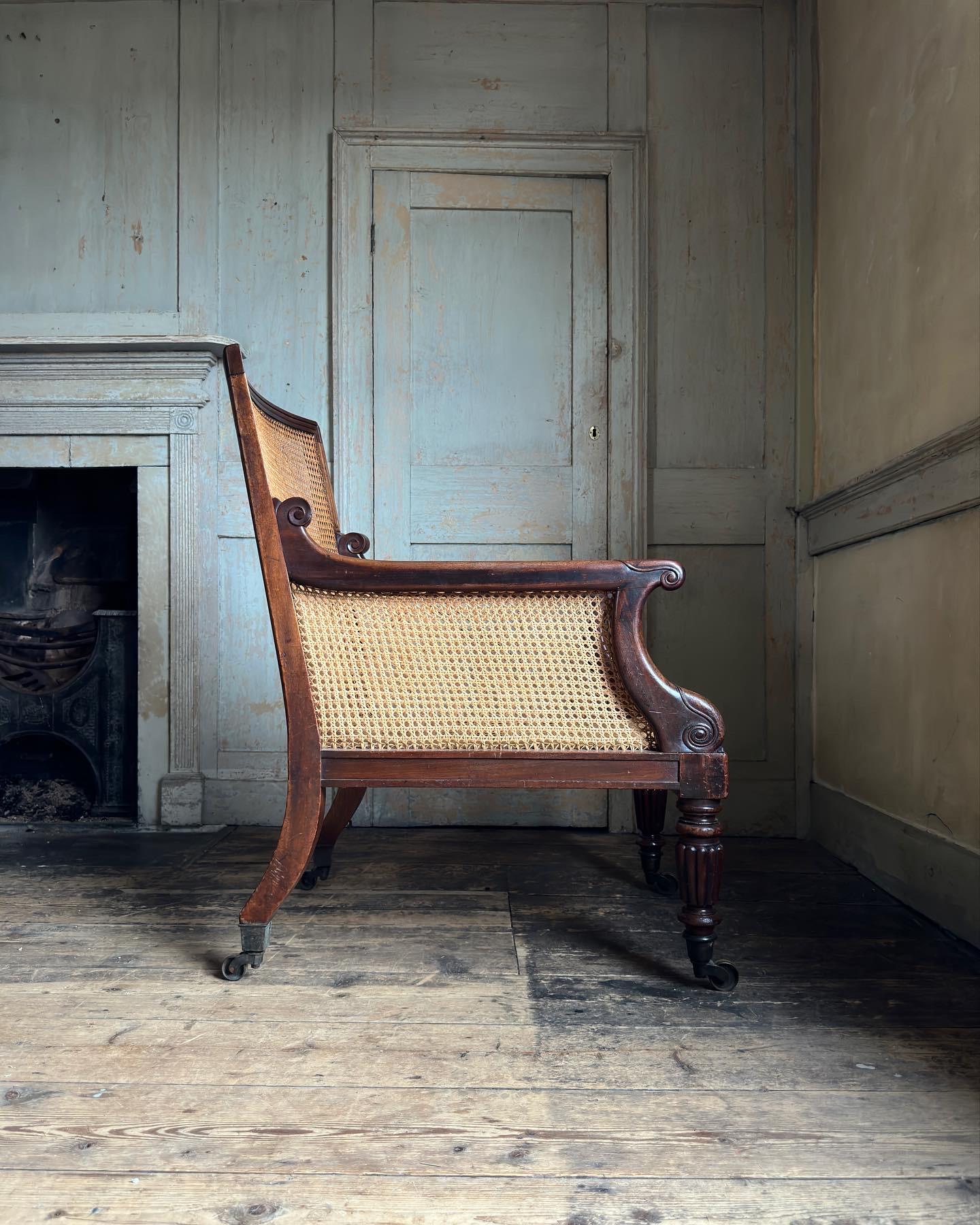 Laiton Paire de fauteuils de bibliothèque en bergère en acajou de style Régence, C.I.C. en vente