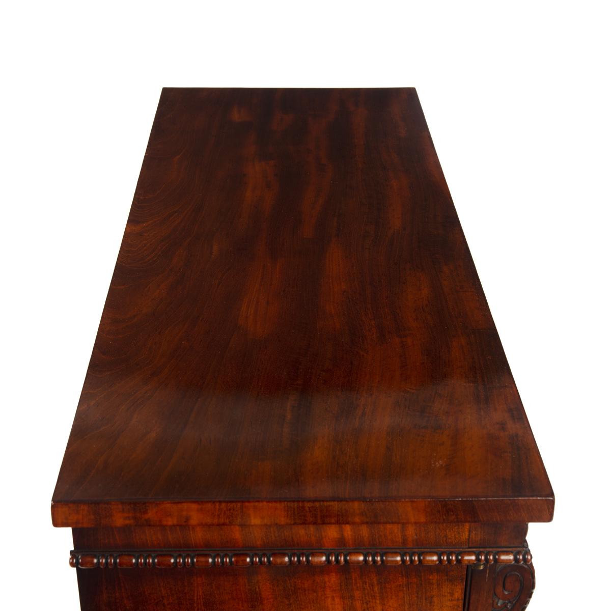 English A Fine Pair of Regency Mahogany Side Cabinets by Gillows, c.1815 For Sale