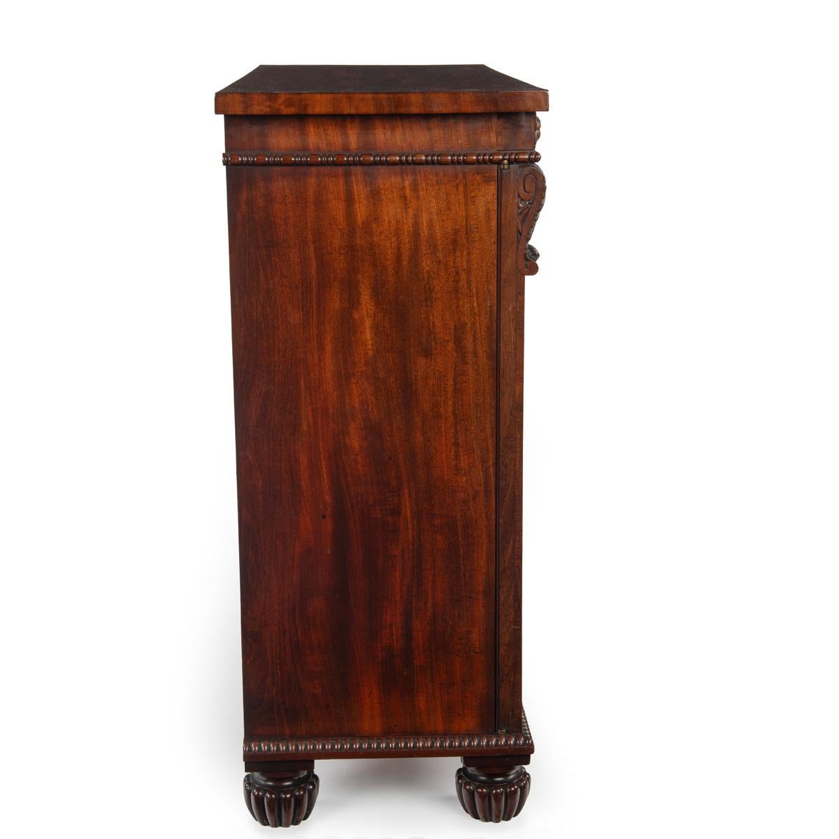 A Fine Pair of Regency Mahogany Side Cabinets by Gillows, c.1815 In Good Condition For Sale In Lymington, Hampshire