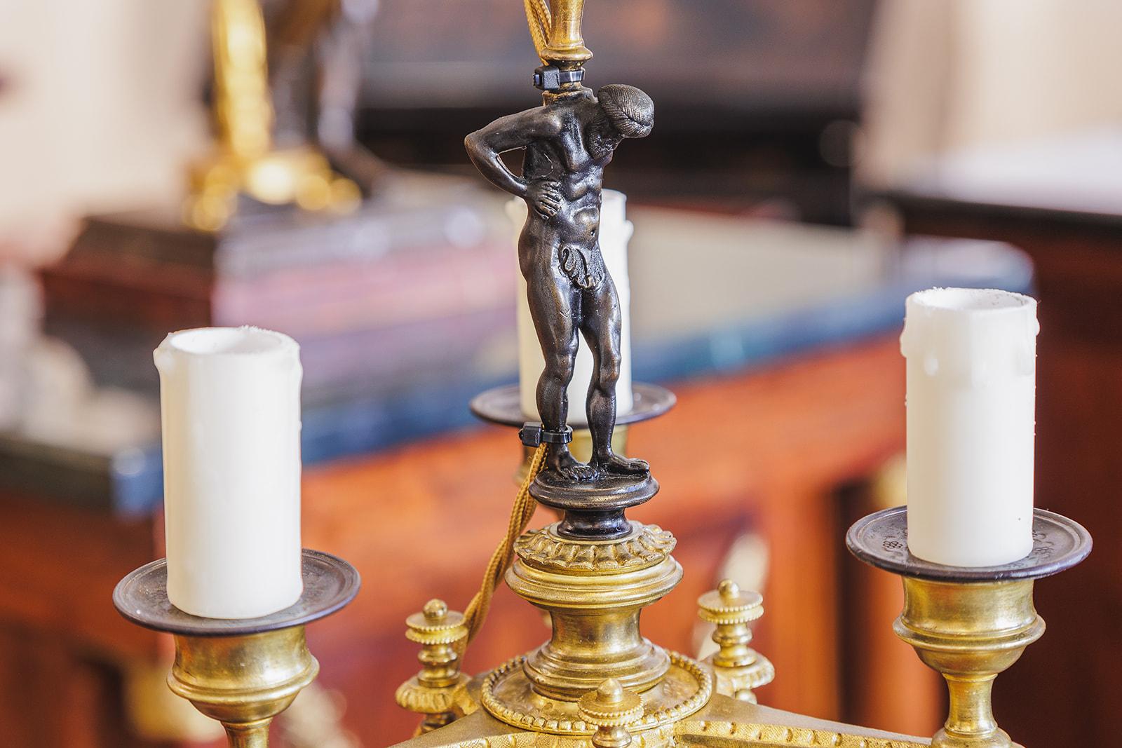 Néo-Régence Une belle paire de candélabres Regency en marbre et bronze  en vente