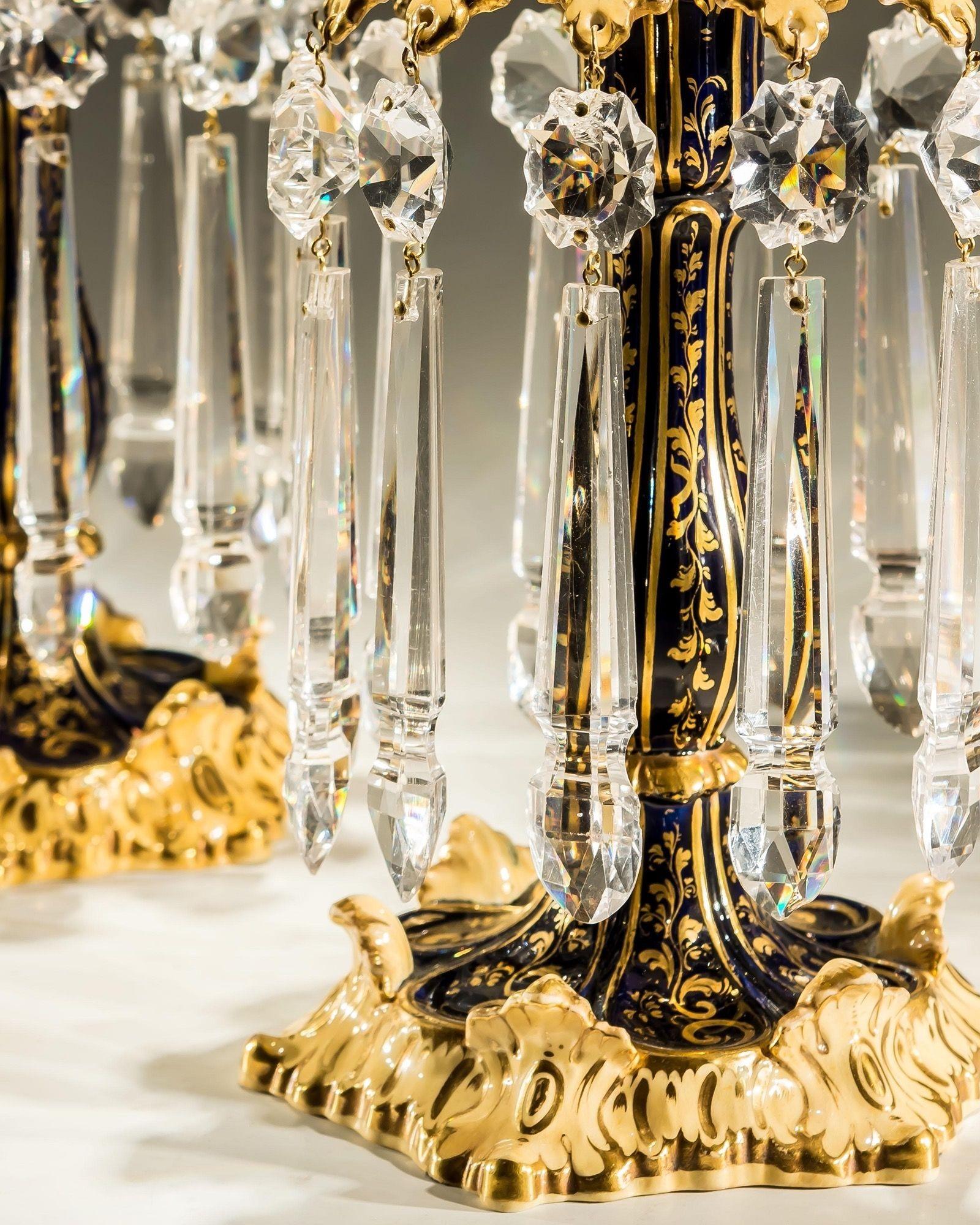 Exceptionnelle paire de chandeliers en porcelaine bleu royal de Rockingham avec une fine décoration dorée, suspendus avec des piques très inhabituelles et des paillettes taillées en forme d'encoche.