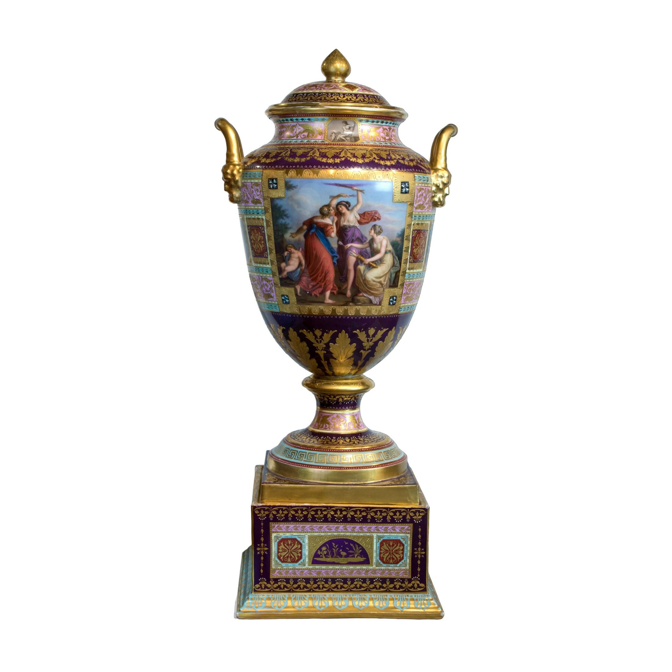  Ein exquisites Paar hochdekorierter Vasen aus vergoldetem königlichem Wiener Porzellan mit Deckel. Szenen von neoklassischen Schönheiten auf allen vier Seiten mit großen Gemälden auf der Vorder- und Rückseite und kleineren Szenen unter jedem Griff.